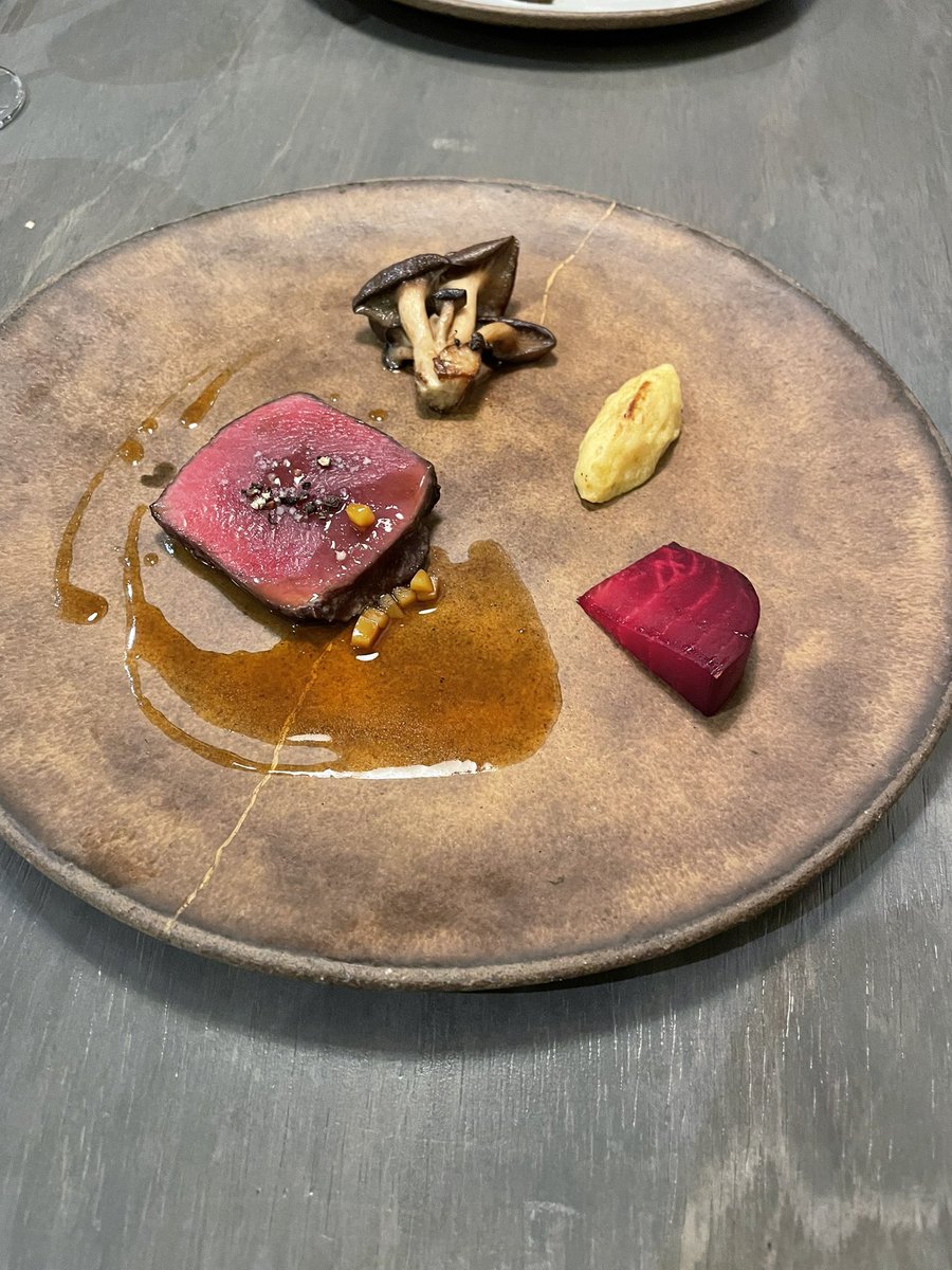 slowlifeojisan's tweet photo. kotoisa(香澄町)の『シェフの世界観を楽しむおすすめコース』
食材や調理法を説明してくれたのですが、びっくりの連続でした
発想がすごく柔軟そう!
シェフはお若いけどフランスでの修行経験もある、とのこと
世界感を楽しむには、僕らはまだまだ😅
修行しないとね!
#kotoisa(香澄町) https://t.co/udjAqy42BD