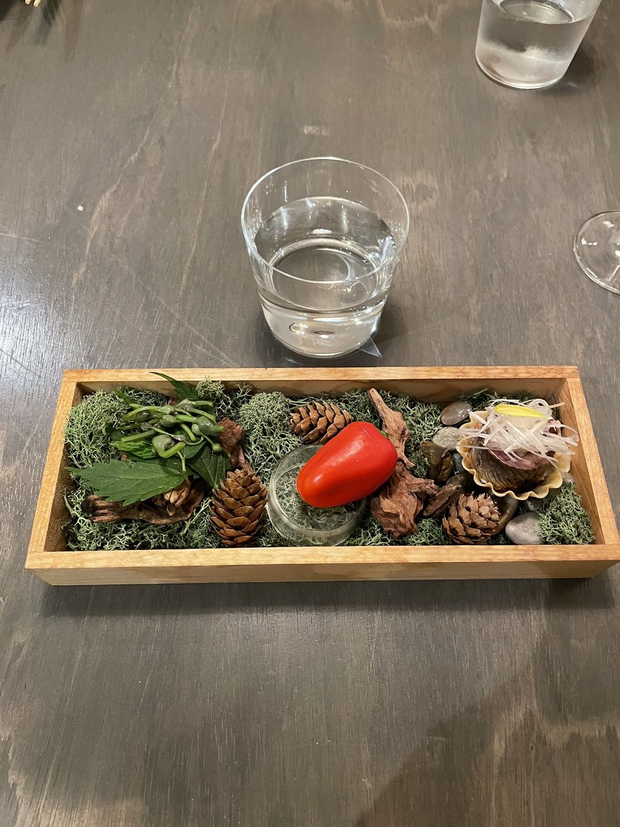 slowlifeojisan's tweet photo. kotoisa(香澄町)の『シェフの世界観を楽しむおすすめコース』
食材や調理法を説明してくれたのですが、びっくりの連続でした
発想がすごく柔軟そう!
シェフはお若いけどフランスでの修行経験もある、とのこと
世界感を楽しむには、僕らはまだまだ😅
修行しないとね!
#kotoisa(香澄町) https://t.co/udjAqy42BD