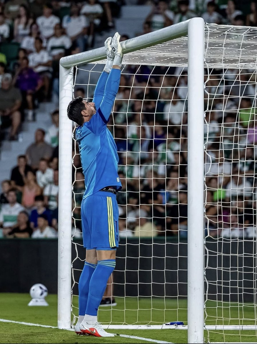 PoojaMedia's tweet photo. Keepers can touch the crossbar but when they see shots, their hands won't get there 🤣 https://t.co/x98nfwF98D