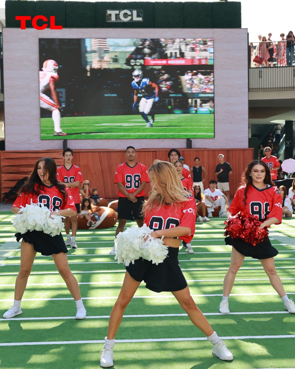 TCL_Global's tweet photo. Football season is back
Two epic days in LA, a surprise appearance from Hall of Famer Antonio Gates, and the 98-inch TCL SQD Mini-LED bringing fans just 10 feet from the sideline https://t.co/EddfLqOM5k