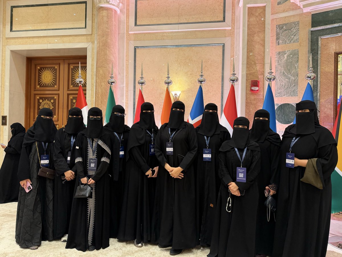 nahrhareeri's tweet photo. من قلب الرياض 🇸🇦🌍، وفي عام الذكاء الاصطناعي، سعدت بحضور #منتدى_اليونسكو_العالمي_لأخلاقيات_الذكاء_الاصطناعي 
بتنظيم #سدايا وبالتعاون مع #اليونسكو، برفقة طالباتي في مقرر #الحملات_الصحفية.

تجربة تعليمية ثرية أتاحت لهن الانتقال من قاعة الدراسة إلى قلب الحدث، والتعرّف عن قرب على قضايا #الذكاء_الاصطناعي وأخلاقياته، ورصد الخطابات والرسائل الاتصالية وتوظيفها في بناء حملات صحفية أكثر وعيًا بقضايا المستقبل.

تجربة أعتز بها، فالأجمل أن تتحول المعرفة إلى تجربة نعيشها مع طالباتنا. ✨🇸🇦