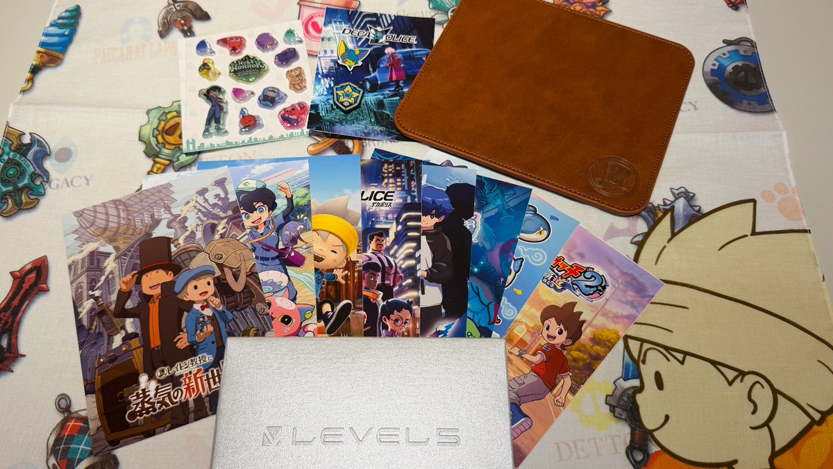 LEVEL5_times's tweet photo. 【ノベルティサンプル画像公開！】

#東京ゲームショウ2026 レベルファイブブースの試遊ノベルティは全4種類🎁

・レイトン教授と蒸気の新世界／オリジナルマウスパッド
・ホーリーホラーマンション／オリジナルぷっくりシール
・スナックワールド RELOADED／オリジナルバンダナ
・デカポリス／オリジナルピンバッジセット

さらにご来場いただいた方に「オリジナルポストカードセット」もプレゼント！

※数に限りがございます。

#TGS2026