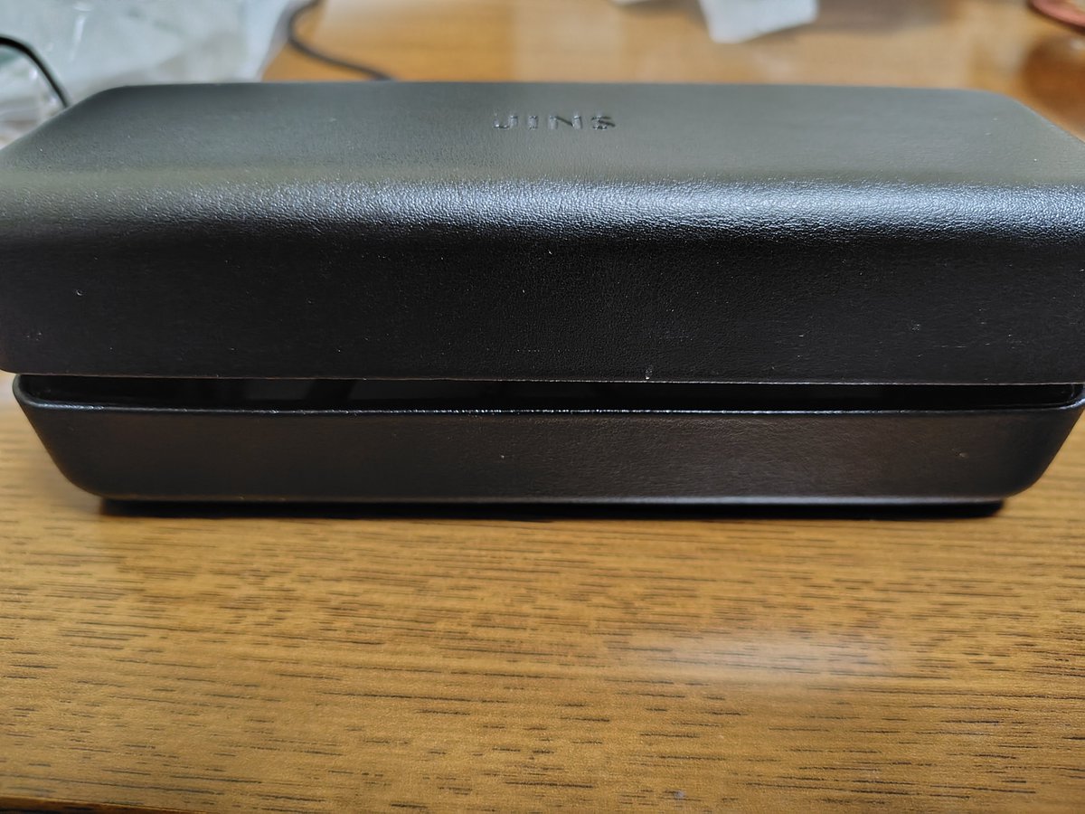 game_gaoo's tweet photo. メガネケースが急に
ベキベキッて音なって
閉まらんくなった

ずっと口空いてる

あほの子みたい https://t.co/O1SJI6GxEd