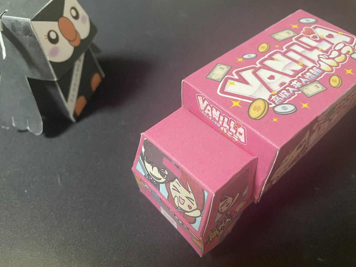 moyoko0629's tweet photo. まもなく建て替え予定の実家を片付けていたら多分博論執筆中くらいに作っていた、ペーパークラフトが出てきた（処分はしていない）。 https://t.co/vINPvus3Qq