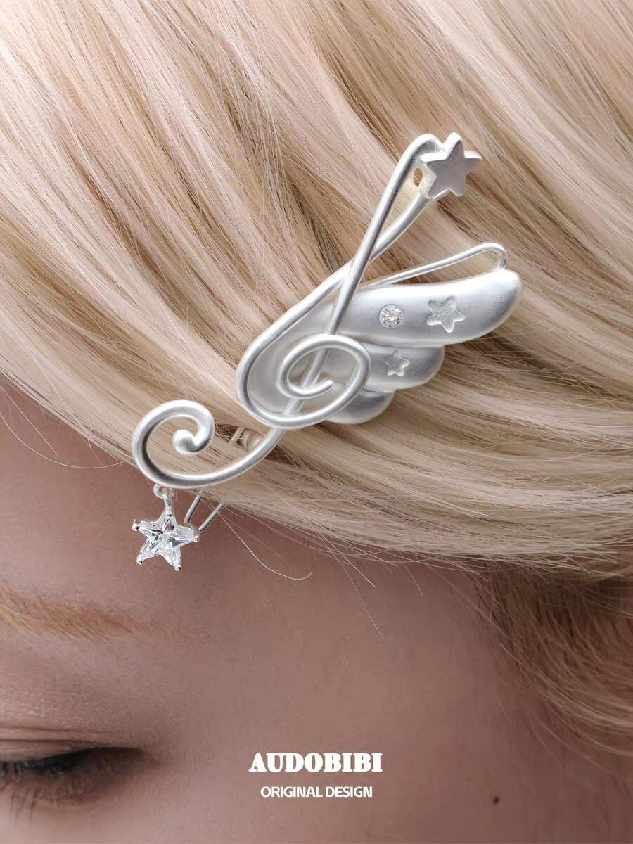 vlailuds's tweet photo. YA AMPUN 🥹 ANGEL NOTES HAIR CLIP INI CANTIK BANGET.. bikin look aesthetic ala y2k ☆ https://t.co/9pim5PGMzL