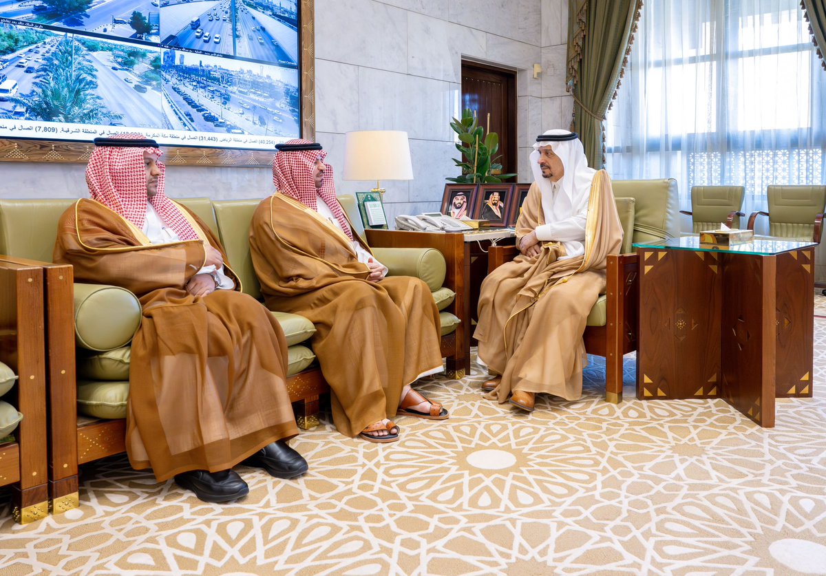 emara_alriyadh's tweet photo. سمو أمير منطقة #الرياض يستقبل المدير العام لإدارة التعليم بالمنطقة.
https://t.co/6MPulJ24ld

#إمارة_منطقة_الرياض https://t.co/31ZzdcCX0J