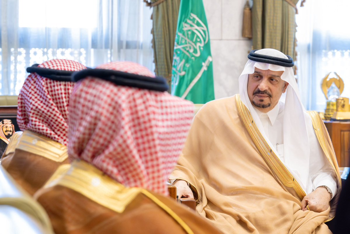 emara_alriyadh's tweet photo. سمو أمير منطقة #الرياض يستقبل المدير العام لإدارة التعليم بالمنطقة.
https://t.co/6MPulJ24ld

#إمارة_منطقة_الرياض https://t.co/31ZzdcCX0J