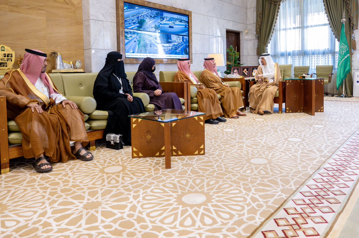 emara_alriyadh's tweet photo. سمو أمير منطقة #الرياض يستقبل المدير العام لإدارة التعليم بالمنطقة.
https://t.co/6MPulJ24ld

#إمارة_منطقة_الرياض https://t.co/31ZzdcCX0J