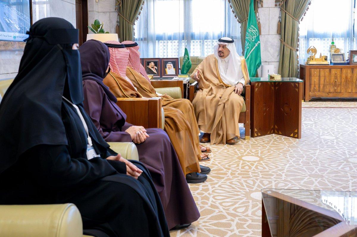 emara_alriyadh's tweet photo. سمو أمير منطقة #الرياض يستقبل المدير العام لإدارة التعليم بالمنطقة.
https://t.co/6MPulJ24ld

#إمارة_منطقة_الرياض https://t.co/31ZzdcCX0J