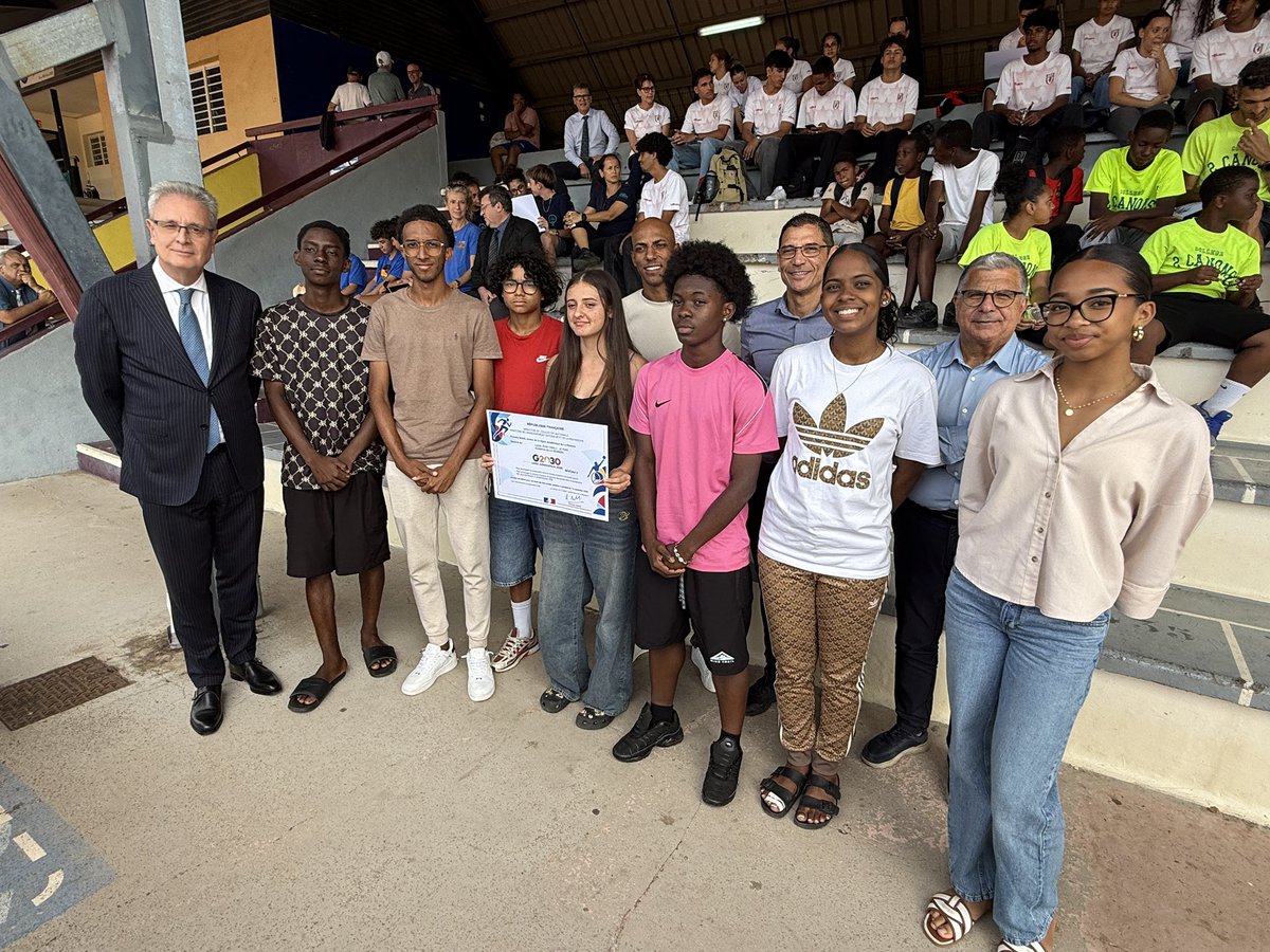 AcLaReunion's tweet photo. Félicitations aux collèges Les Tamarins, Deux Canons, La Marine et aux lycées Jean Hinglo et Paul Vergès qui reçoivent le niveau 3 du label Génération 2030 pour leur engagement dans des projets autour du sport et des valeurs de l'olympisme ! https://t.co/BrfjbVnizD