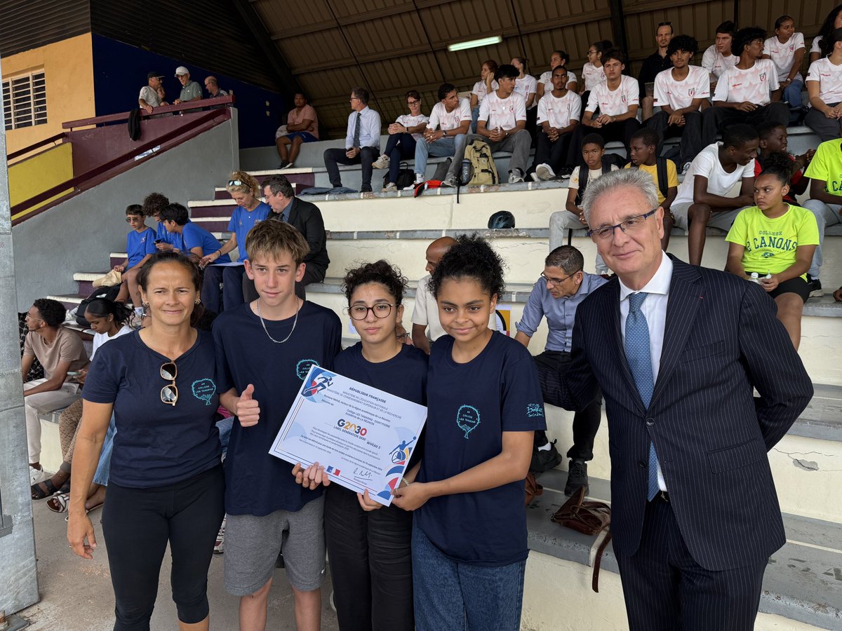 AcLaReunion's tweet photo. Félicitations aux collèges Les Tamarins, Deux Canons, La Marine et aux lycées Jean Hinglo et Paul Vergès qui reçoivent le niveau 3 du label Génération 2030 pour leur engagement dans des projets autour du sport et des valeurs de l'olympisme ! https://t.co/BrfjbVnizD
