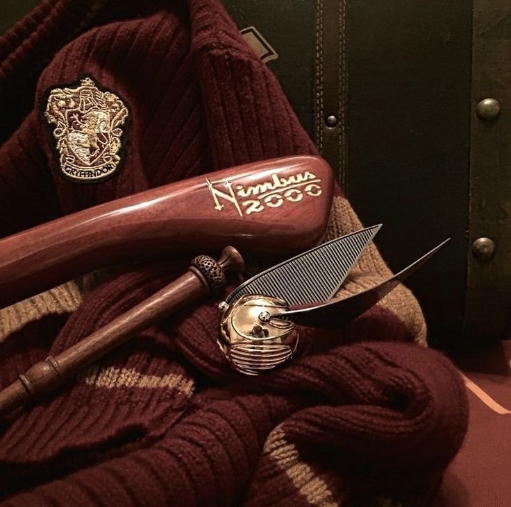 ayrys_'s tweet photo. AU #ItaFushi | JJK×HP

Donde Yuji, un chico de Gryffindor, entra de último minuto al equipo de Quidditch y siente una mirada fija sobre el.

O donde Megumi, un chico de Slytherin, es obligado por sus amigos a ir a ver el partido y no puede dejar de ver al nuevo jugador rival. https://t.co/EZmQUR3ceI