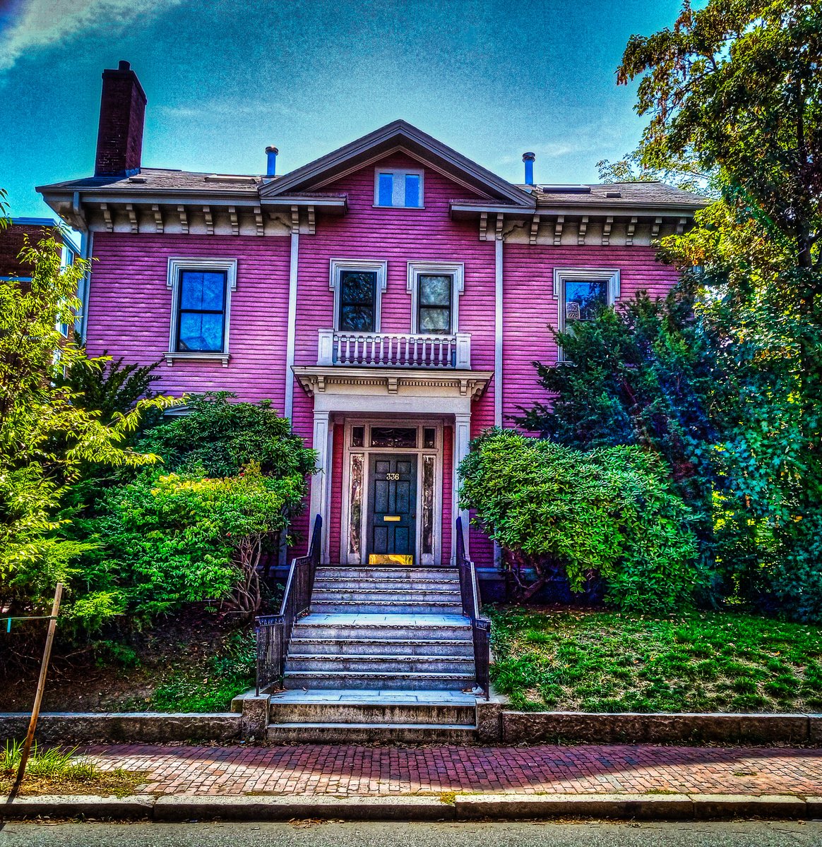 paulsportrait's tweet photo. "The Pink House" #CambMA https://t.co/BF5wGXSXoS