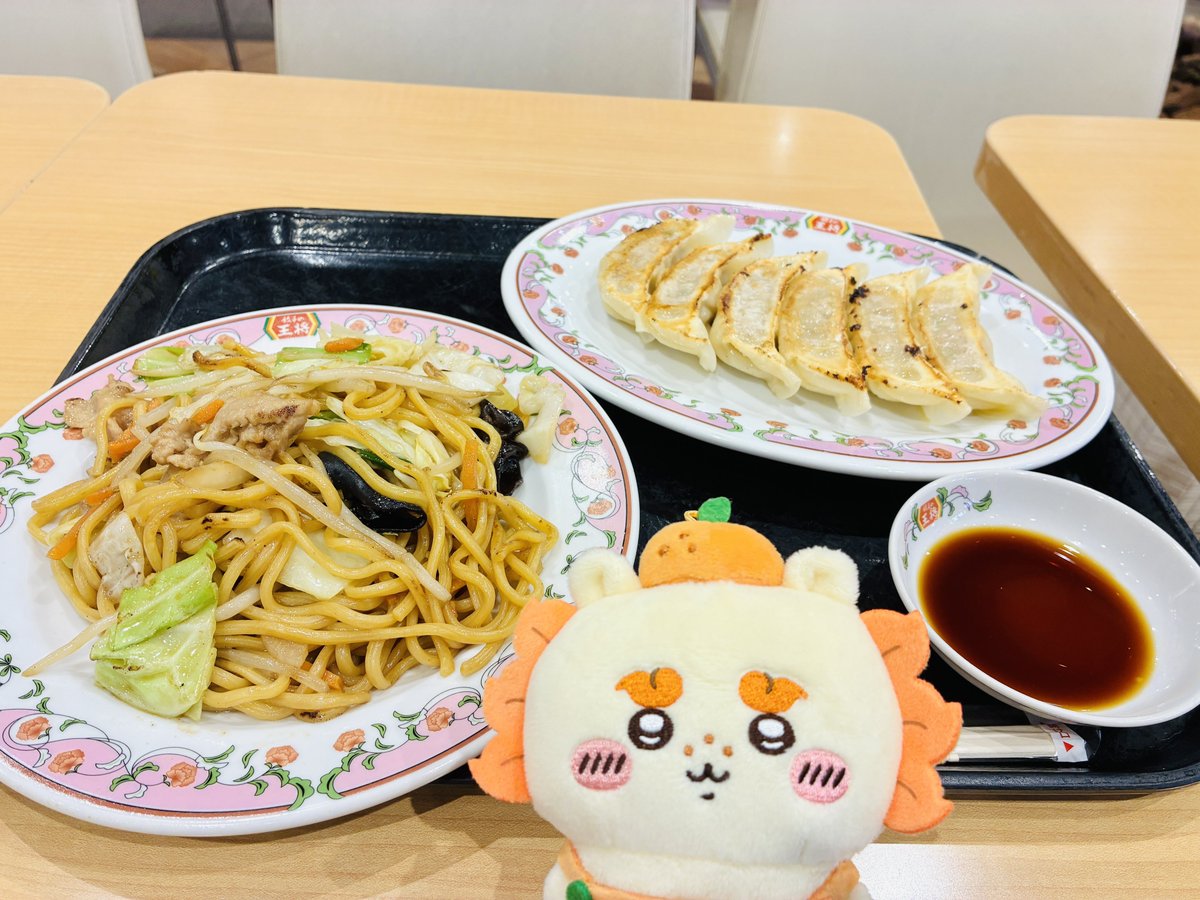 ramukoshisa's tweet photo. 餃子の王将の醤油焼きそばと餃子食べたよ🥟
ちょっと頼みすぎて量多かった😂
シサちゃんだらけくじ楽しみ🧡
10連か20連するつもり🎶
最新話のシーサーちゃん心配すぎるよ😢
シサちゃんにはずっと幸せで笑っていてほしい…！ https://t.co/d5eem62cNw