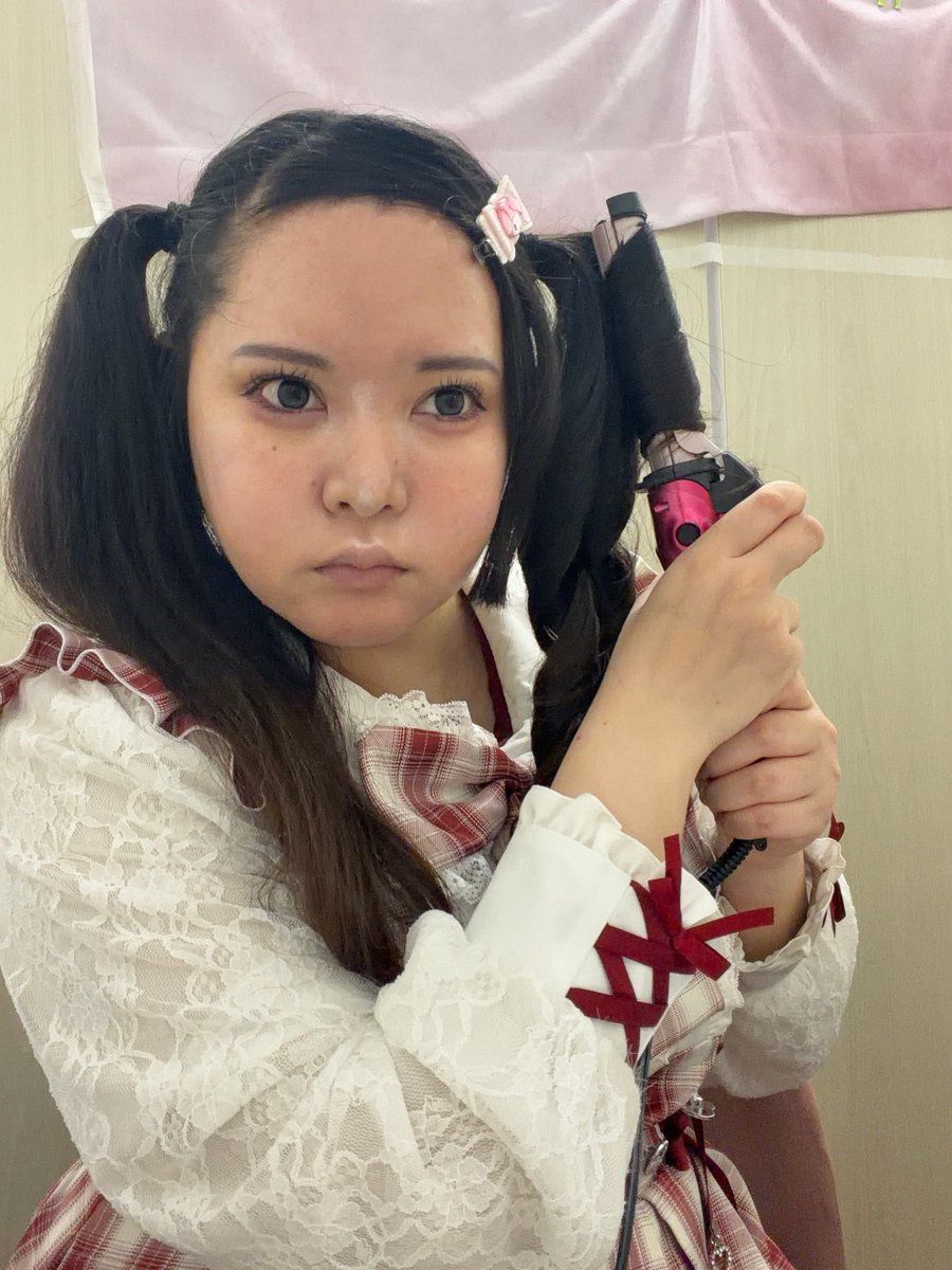 shion0_25mg's tweet photo. お姉さんにはキラキラの魔法がかかっているのよ♡

←オフのお姉さん               オンのお姉さん→ https://t.co/jMLomQj16B