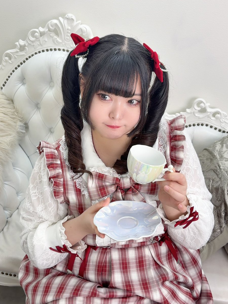 shion0_25mg's tweet photo. お姉さんにはキラキラの魔法がかかっているのよ♡

←オフのお姉さん               オンのお姉さん→ https://t.co/jMLomQj16B