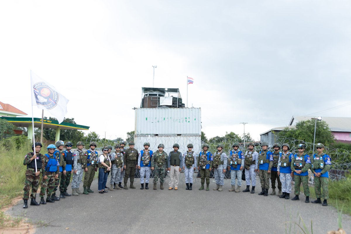 modgovkh's tweet photo. សេចក្តីប្រកាសព័ត៌មាន

អ្នកនាំពាក្យក្រសួងការពារជាតិ នៃព្រះរាជាណាចក្រកម្ពុជា សូមជម្រាបជូនសាធារណជន អ្នកសារព័ត៌មានជាតិ និងអន្តរជាតិមេត្តាជ្រាបថា៖

នៅថ្ងៃពុធ ទី១៦ ខែកញ្ញា ឆ្នាំ២០២៦ វេលាម៉ោង ១៤:៣៧នាទី ក្រុមអ្នកសម្របសម្រួល (CLG) នៃព្រះរាជាណាចក្រកម្ពុជា បានសម្របសម្រួលជូន ឧត្តមសេនីយ៍ត្រី ANTERO S. NARCISE PN (M) អនុប្រធានអធិការកិច្ច នៃកងទ័ពសាធារណរដ្ឋហ្វីលីពីន និងក្រុមអ្នកសង្កេតការណ៍អាស៊ានប្រចាំព្រះរាជាណាចក្រកម្ពុជា (ASEAN Observer Team–Cambodia: AOT-KH) ដើម្បីចុះពិនិត្យស្ថានភាពជាក់ស្តែងអំពីស្ថានភាពតាមបណ្តោយព្រំដែនកម្ពុជា-ថៃ នៅតំបន់ច្រកបឹងត្រកួន ស្ថិតនៅឃុំគោករមៀត ស្រុកថ្មពួក ខេត្តបន្ទាយមានជ័យ។
 
ឯកឧត្តម អ៊ុំ រាត្រី អភិបាលខេត្តបន្ទាយមានជ័យ បានធ្វើបទបង្ហាញសង្ខេប និងរាយការណ៍អំពីស្ថានភាពតាមបណ្តោយព្រំដែនកម្ពុជា-ថៃ និងការធ្វើសកម្មភាពនៃដាក់ពង្រាយទូកុងតឺន័រ រាយបន្លាលួស ជីកប្រឡាយ ធ្វើលេណដ្ឋាន ការបំផ្លិចបំផ្លាញហេដ្ឋារចនាសម្ព័ន្ធ ផ្ទះសម្បែង ទ្រព្យសម្បត្តិរបស់ប្រជាពលរដ្ឋ និងការកាន់កាប់ទឹកដីកម្ពុជាដោយខុសច្បាប់របស់យោធាថៃ នៅតំបន់ច្រកបឹងត្រកួន ស្ថិតនៅឃុំគោករមៀត ស្រុកថ្មពួក ខេត្តបន្ទាយមានជ័យ ដែលសកម្មភាពទាំងនោះធ្វើឱ្យប្រជាពលរដ្ឋស្លូតត្រង់កម្ពុជាជាច្រើនគ្រួសារមិនទាន់អាចវិលចូលលំនៅដ្ឋានពួកគេវិញបាននៅឡើយ។
 
ការចុះសង្កេតការណ៍ ពិនិត្យ និងផ្ទៀងផ្ទាត់ នៅទីតាំងខាងលើដោយផ្ទាល់របស់ ឧត្តមសេនីយ៍ត្រី ANTERO S. NARCISE PN (M) និងក្រុមអ្នកសង្កេតការណ៍អាស៊ាន រឹតតែគូសបញ្ជាក់ពីភាពចាំបាច់ជាដាច់ខាតក្នុងការចាប់ផ្តើមកិច្ចការវាស់វែងខណ្ឌសីមាដោយគណៈកម្មការចម្រុះខណ្ឌសីមាព្រំដែនគោក (JBC) កម្ពុជា-ថៃ ឱ្យបានឆាប់បំផុត ស្របតាមកិច្ចព្រមព្រៀងដែលមានស្រាប់ដូចមានចែងនៅក្នុងចំនុចទីបួននៃសេចក្តីប្រកាសរួមនៃកិច្ចប្រជុំពិសេសលើកទី៣ នៃគណៈកម្មាធិការព្រំដែនទូទៅកម្ពុជា-ថៃ (GBC) ថ្ងៃទី២៧ ខែធ្នូ ឆ្នាំ២០២៥ ដើម្បីអនុញ្ញាតឱ្យប្រជាពលរដ្ឋស៊ីវិលស្លូតត្រង់របស់កម្ពុជាអាចវិលត្រលប់ទៅលំនៅដ្ឋានវិញដោយមិនមានការរារាំង ព្រមទាំងដោយសុវត្ថិភាព និងកិត្តិយស។

កម្ពុជានៅតែប្រកាន់ជំហរយ៉ាងម៉ឺងម៉ាត់ក្នុងការការពារខ្សែព្រំដែនអន្តរជាតិកម្ពុជា-ថៃ ដែលបន្សល់ទុកដោយគណៈកម្មការព្រំដែនឥណ្ឌូចិន-សៀម ដោយគោរពគោលការណ៍ច្បាប់អន្តរជាតិ គោលការណ៍ខ្សែព្រំដែនមិនកែប្រែ (Uti Possidetis Juris) គោរពអនុសញ្ញា សន្ធិសញ្ញាបារាំង-សៀម ពិធីសារកំណត់ព្រំដែន ផែនទីដែលជាលទ្ធផលនៃការងារខណ្ឌសីមារបស់គណៈកម្មការកំណត់ព្រំដែនឥណ្ឌូចិន-សៀម កំណត់ហេតុកិច្ចប្រជុំ និងកំណត់ហេតុបោះបង្គោលព្រំដែនរបស់គណៈកម្មការព្រំដែនឥណ្ឌូចិន-សៀម MOU ឆ្នាំ២០០០ TOR ឆ្នាំ២០០៣ ព្រមទាំងកិច្ចព្រមព្រៀង និងឯកសារពាក់ព័ន្ធនានាដែលភាគីទាំងពីរបានឯកភាពគ្នានាពេលកន្លងមក ដើម្បីដោះស្រាយជម្លោះដោយសន្តិវិធី សម្រេចបាននូវសន្តិភាពយូរអង្វែងរវាងប្រទេសយើងទាំងពីរ។

រាជរដ្ឋាភិបាល និងក្រសួងការពារជាតិកម្ពុជានៅតែបញ្ជាក់ពីការប្តេជ្ញាចិត្តយ៉ាងម៉ឺងម៉ាត់ ស្មោះត្រង់ សុចរិតក្នុងការគោរព និងអនុវត្តយ៉ាងពេញលេញ និងខ្ជាប់ខ្ជួនបំផុតនូវសេចក្តីប្រកាសរួមនៃកិច្ចប្រជុំពិសេសលើកទី៣ នៃគណៈកម្មាធិការព្រំដែនទូទៅកម្ពុជា-ថៃ (GBC) ថ្ងៃទី២៧ ខែធ្នូ ឆ្នាំ២០២៥, សេចក្តីថ្លែងការណ៍រួមស្តីពីកិច្ចព្រមព្រៀងសន្តិភាពរវាងកម្ពុជានិងថៃ ថ្ងៃទី២៦ ខែតុលា ឆ្នាំ២០២៥ និងកិច្ចព្រមព្រៀងពាក់ព័ន្ធផ្សេងទៀត ដើម្បីឆ្ពោះទៅការធ្វើឱ្យប្រសើរឡើងវិញឆាប់រហ័ស និងការវិលត្រឡប់ទៅរកប្រក្រតីភាពឡើងវិញ។

អាស្រ័យដូចបានជម្រាបជូនខាងលើ សូមសាធារណជន អ្នកសារព័ត៌មានជាតិ និងអន្តរជាតិជ្រាបជាព័ត៌មាន៕

ថ្ងៃពុធ ៥កើត ខែភទ្របទ ឆ្នាំមមី អដ្ឋស័ក ព.ស.២៥៧០ ត្រូវនឹងថ្ងៃទី១៦ ខែកញ្ញា ឆ្នាំ២០២៦

Unofficial Translation
Press Release

The Spokeswoman of the Ministry of National Defence of the Kingdom of Cambodia wishes to inform the general public as well as members of the national and international media outlets as follows: 

On Wednesday, September 16, 2026, at 14:37hrs, the Cambodian Liaison Group (CLG) facilitated a field visit for Brigadier General ANTERO S. NARCISE PN (M), Deputy Inspector General of the Armed Forces of the Philippines, and the ASEAN Observer Team in Cambodia (AOT-KH) to observe the situation on the ground along the Cambodia–Thailand border at the Boeung Trakoun Border Checkpoint, located in Kouk Romiet Commune, Thma Puok District, Banteay Meanchey Province.

His Excellency Oum Reatrey, Governor of Banteay Meanchey Province, delivered a briefing presentation and reported on the situation along the Cambodia–Thailand border, including the Thai military’s deployment of shipping containers, installation of barbed wire, digging of trenches, construction of bunkers, destruction of civil infrastructure, homes and property belonging to innocent Cambodian civilians, and the illegal occupation of Cambodian territory in the Boeung Trakoun Border Checkpoint area, in Kouk Romiet Commune, Thma Puok District, Banteay Meanchey Province. These activities have prevented numerous innocent Cambodian families from returning to their homes.

The on-site observation, inspection, and verification conducted at the above-mentioned location by Brigadier General ANTERO S. NARCISE PN (M) and the ASEAN Observer Team further underscore the absolute necessity of commencing border survey and demarcation work by the Cambodia–Thailand Joint Boundary Commission (JBC) as soon as possible, in accordance with the existing agreements, as stipulated in Point 4 of the Joint Statement of the 3rd Special Meeting of the Cambodia–Thailand General Border Committee (GBC), dated December 27, 2025, to allow innocent Cambodian civilians to return to their homes without obstruction, safely and with dignity.

Cambodia maintains an unyielding and firm position in safeguarding the international boundary line between Cambodia and Thailand, inherited from the Commission of Delimitation of the Boundary between Indo-China and Siam, in full and strict respect of international law principles, the principle of the inviolability of frontier (Uti PossidetisJuris), the Franco-Siamese Conventions and Treaties, the Protocol concerning the delimitation of the boundary, Maps which are the result of the demarcation works of the  Commissions of Delimitation of the boundary between Indo-China and Siam, the Procès-Verbaux of the meeting and Procès-Verbaux of Abornement of the Commissions between Indo-China and Siam, the MOU 2000, the TOR 2003, as well as relevant agreements and documents previously agreed upon by both parties to resolve disputes peacefully and achieve long-lasting peace between our two countries.

The Royal Government and the Ministry of National Defence of Cambodia reaffirm their firm, sincere, and good-faith commitment to fully and consistently respecting and implementing the Joint Statement of the 3rd Special Meeting of the Cambodia–Thailand General Border Committee (GBC), dated December 27, 2025; the Joint Declaration on the Peace Agreement between Cambodia and Thailand, dated October 26, 2025; and other relevant agreements, to achieving the swift improvement of the situation and the restoration of normalcy.

The public, as well as national and international journalists, are hereby informed of the facts regarding this matter.

Wednesday, September 16, 2026