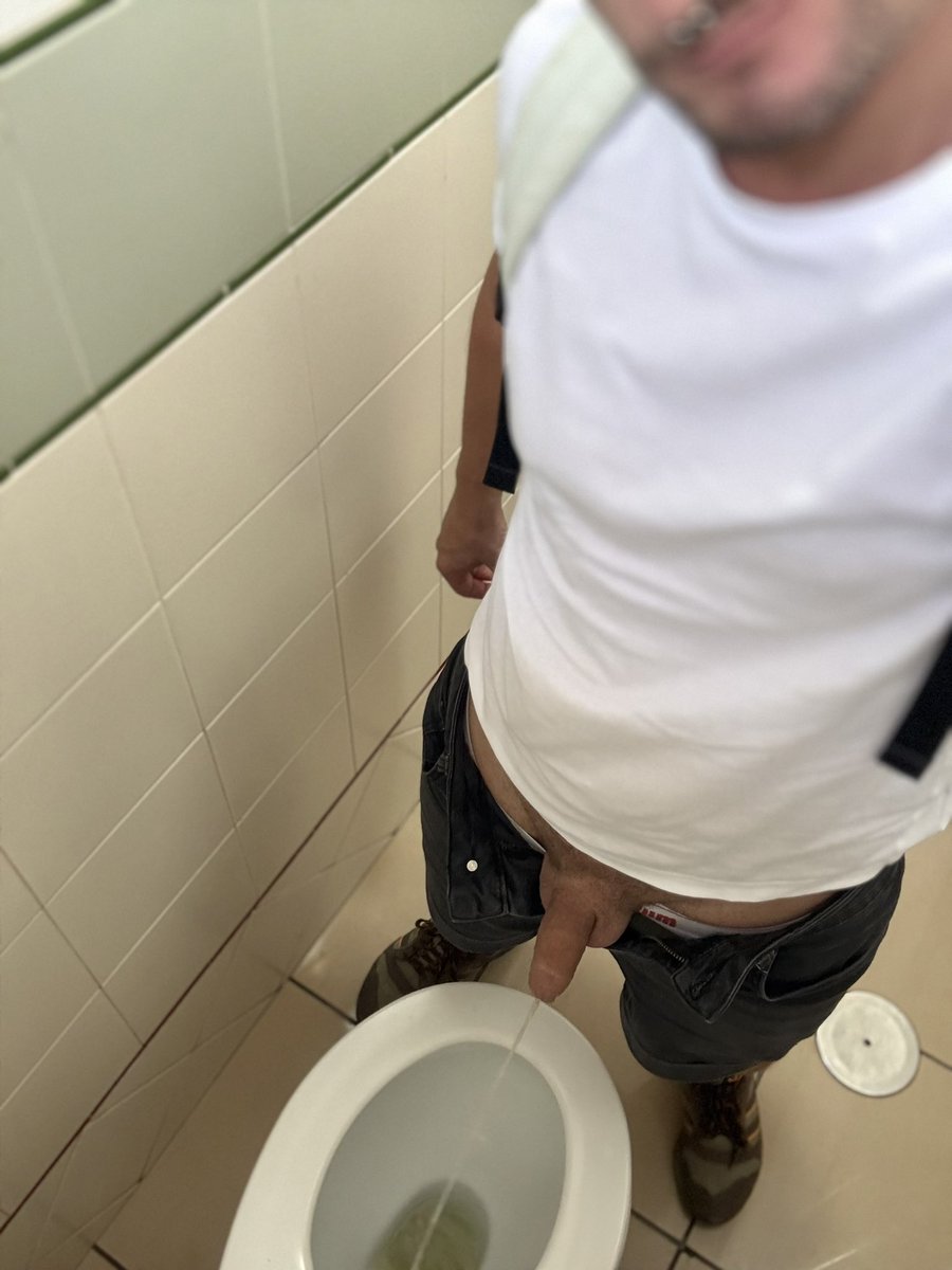 PisserSub's tweet photo. Maspalomas toilet… aiming a thick, forceful stream right into the middle of the bowl with @pisspal 🚽💦
#Piss #Watersports #NSFW #GayPiss #PissPlay #Maspalomas https://t.co/dfPMqIeZ2s