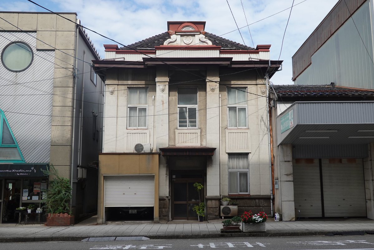 argus_a2f's tweet photo. 旧上野医院(1917年)
妻飾にはUとTををかたどったと思しき装飾が付く
施主が上野辰太郎という名前だったらしいのでそのイニシャルだろうか https://t.co/tItXOtKnz9