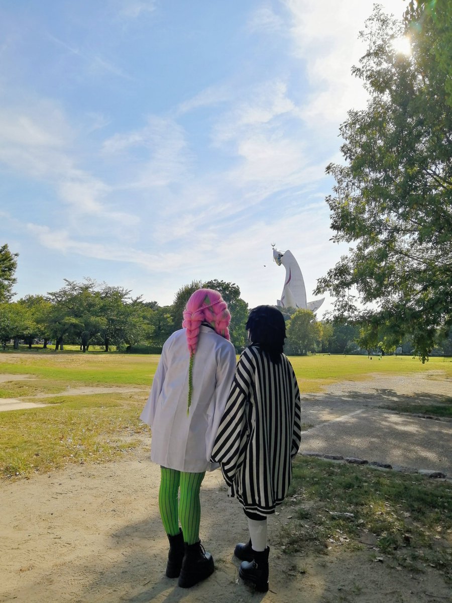 njiros_cp's tweet photo. ⚠️コスプレ注意⚠️
鬼滅の刃
甘露寺蜜璃(てるるさん：@teruru_328 )
伊黒小芭内(ねとさん：@_nnet0 )

〜 木陰の涼風に手を繋ぎ
　　燃える太陽を共に見つめる、一途な恋の守り人たち 〜

#アコスタ万博夏まつり
#顔の見えないコス写真 https://t.co/585tkEQ7Uz