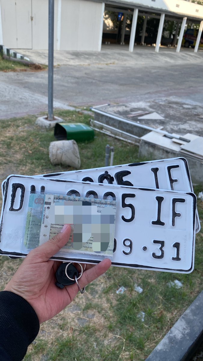 recommbyfathur's tweet photo. @recyclebuns @gaposesiflagi @tertamvan_ Hah? Dibagian mana gue suka diribetin dan lama. 

Ini gw abis ganti stnk + plat awal bulan ini. Datang jam 10:00-an kelar jam 11:30-an. Plat + STNK bisa diambil jam 14:00 karena nunggu Platnya selesai dicetak dan catnya kering. https://t.co/yhwjF8E6D1
