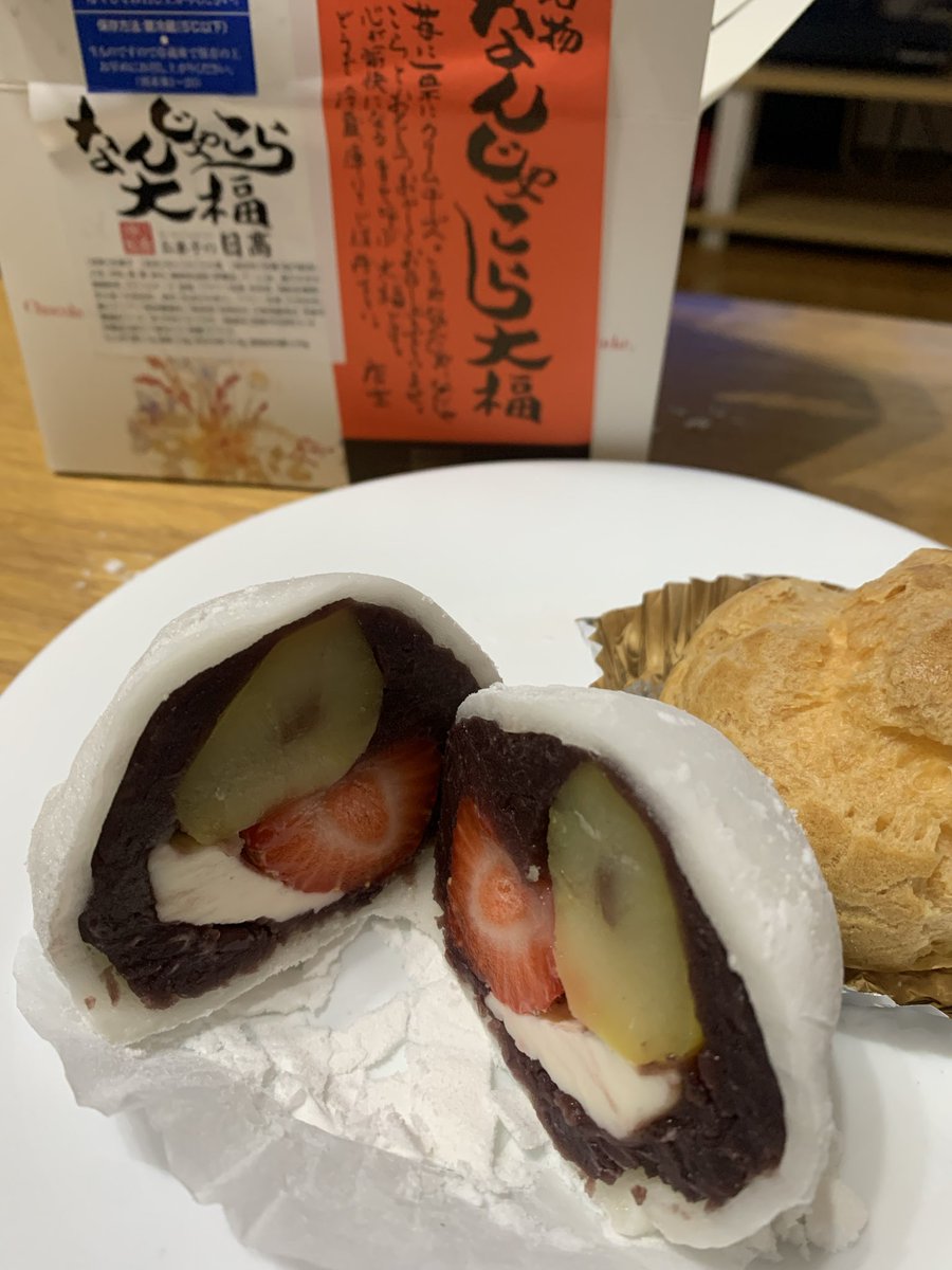 megumi513's tweet photo. 宮崎といえばチキン南蛮！
タルタルソースの種類が多すぎて迷ったけど、白と柚子胡椒。
なんじゃこら大福は到着してすぐ買った✨

鳥は周り炙って中はレアで食べられるらしい。

まだまだおいしいものあるらしいので、楽しみ https://t.co/bdPZQARhRZ