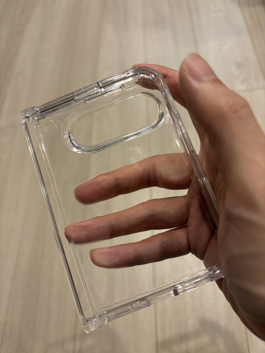 syobo_kun's tweet photo. 試しに買ったiPhone duoケース　良いサイズ感　人差し指と掌で挟む感じで持つとほぼ片手で操作できそう　バータイプと違って重心も手に収まる感じがするから意外に重さも気にならないかも…？ https://t.co/Z0lD0IDFrE