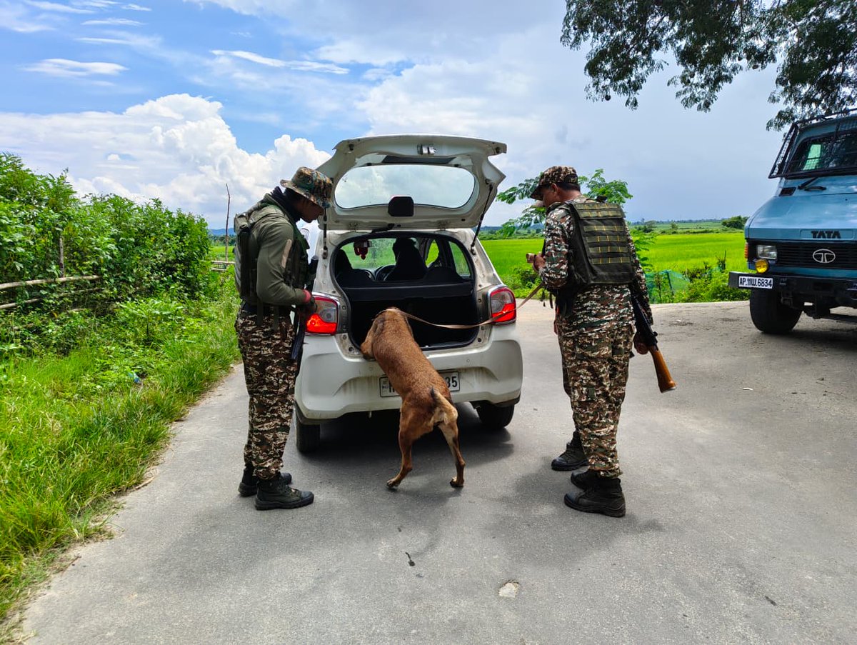 32BNCRPF's tweet photo. 32 Bn CRPF reinforces public safety with Mobile Check Posts—stopping insurgent movement, deterring crime &amp; enhancing citizens’ confidence. #PeaceAndSecurity #crpf @mnp_2018 @digopsimp @SectorTripura https://t.co/HK8KKkFUkk