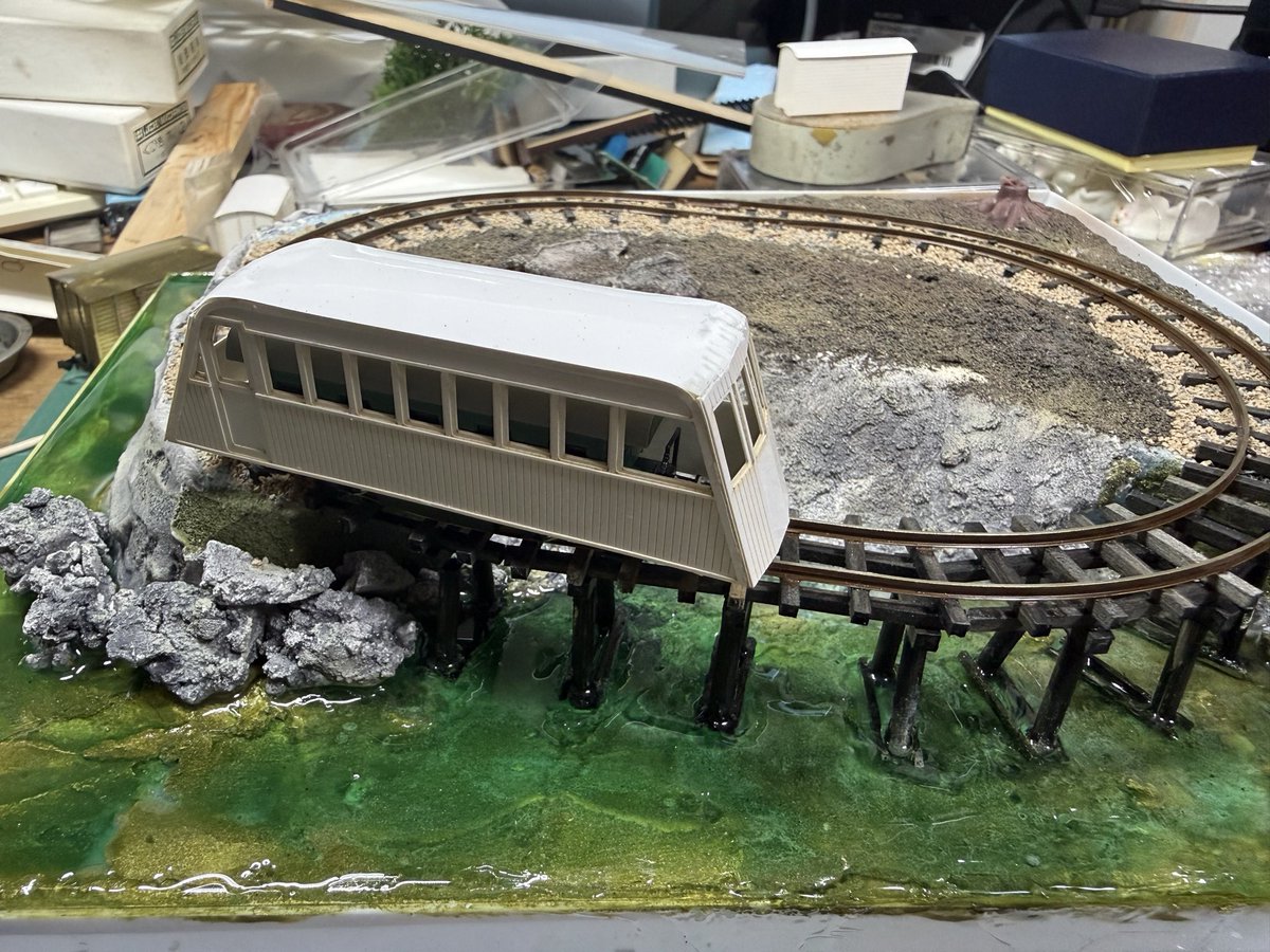 dentetsu007's tweet photo. レイアウトやっと少しすすみました
というか２液性エポキシ樹脂のベタつきが取れない　目分量で硬化剤が少なかったかなぁ
なので上から一液性レジンで波を作って固めてなんとかかたまりました
この水面表現は素敵だなぁ
その間ヒマだったのでちょい新車作ったり https://t.co/XroVWebZqL