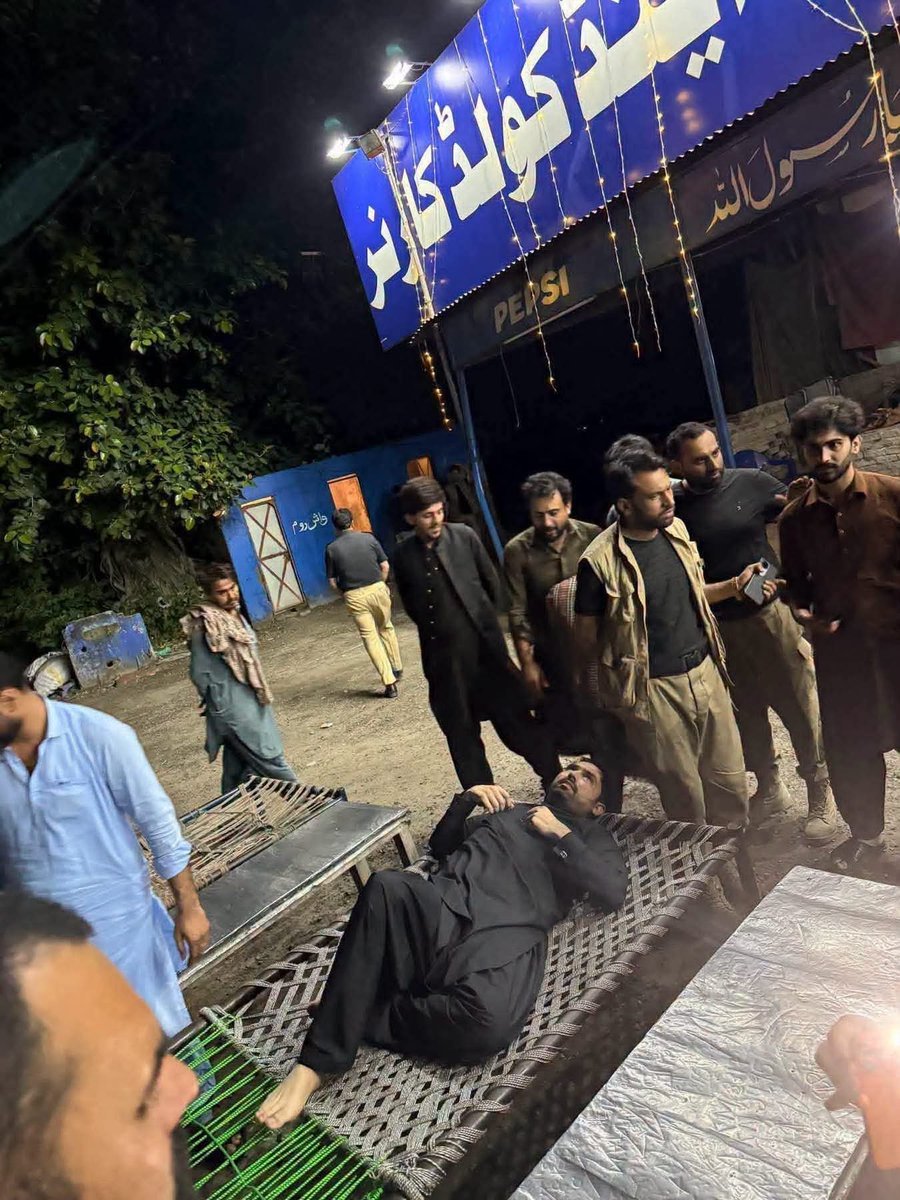 ASNsharif's tweet photo. یہ کونسا ڈرامہ ہے جہاں آپ کو سامنے کیمرہ مل بھی رہاہے، سیکیورٹی مل رہی ہے، انٹرویو بھی دے رہے ہیں ۔یہ جوکر والی حرکتیں کرتے ہوئے آپ کو شرم آنی چاہیے۔ https://t.co/LnwfFGyIZl
