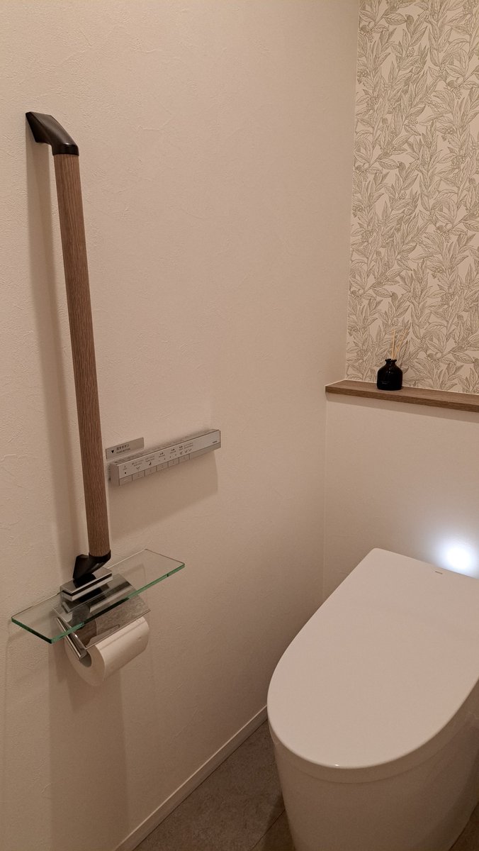 mirin_ichijo's tweet photo. トイレはお手入れのラクさを重視して、
シンプルにしました🥳🥳

でも、こだわりはいっぱい！

🤍トイレ：ネオレスト
掃除しても汚れが確認できないぐらいキレイ

🤍メインクロス：RE55457
スーパー耐久性！ゴシゴシお掃除できる！

🤍アクセントクロス：RE55825
どこかに柄を使いたくてトイレに来ました！

🤍天井クロス：LL-6531
一条の住設のグレージュに一番近い色（みりん調べ）調和を重視。

🤍ペーパーホルダー：カワジュン(設定外)
ガラスのデザインが好みで採用

🤍ディフューザー：無印良品アールグレイ
新商品が店頭に出てて、好みすぎてお迎え

暗くすると下の子が怖がるから、適度な落ち着き感🥰✨