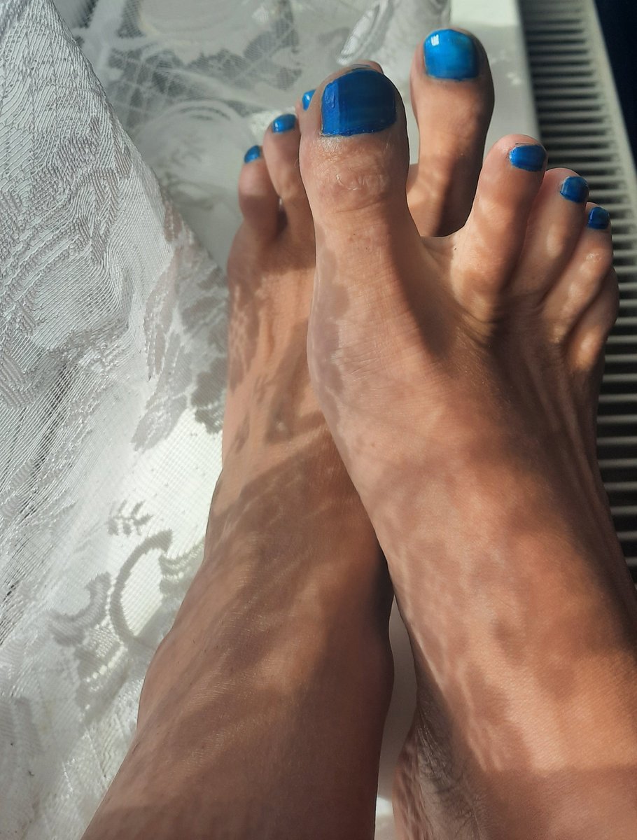 Rockstarrpinky's tweet photo. Blue nails.......because I'm blue that nobody wants to spoil me!! 💙 👣🖤 https://t.co/brxWw1QGqY