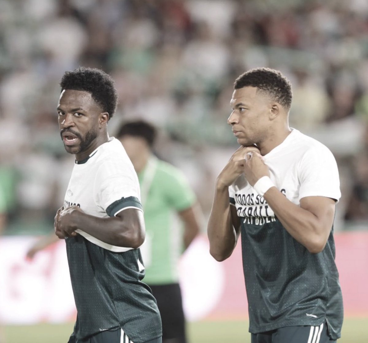 questiona_te's tweet photo. 🇪🇸 | Adeptos do Atlético de Madrid prometem não perdoar a “traição a Espanha” feita por Mbappé e Vinícius Júnior.

Ambos os jogadores esconderam as camisolas de apoio a Ceuta. https://t.co/I7Wj7EqWtU