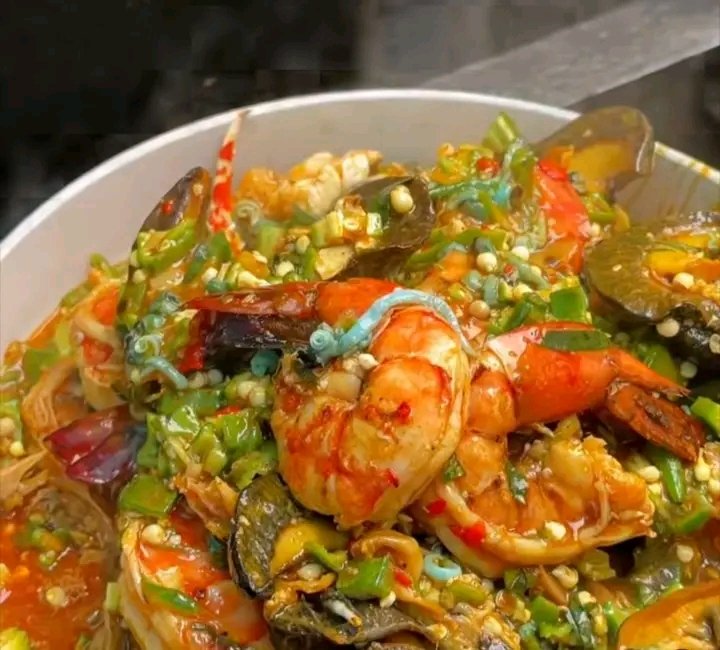 Foodlicious_kit's tweet photo. This isn’t a meal you casually scroll past. 👀

This is a “send me the price” situation. 

Loaded, saucy and made for serious seafood cravings. 🤤

📲 DM/WhatsApp to order.

#FoodliciousKitchen #SeafoodBowl #SeafoodCravings #LagosFoodVendor #LagosFoodie https://t.co/67JmNbNoTV