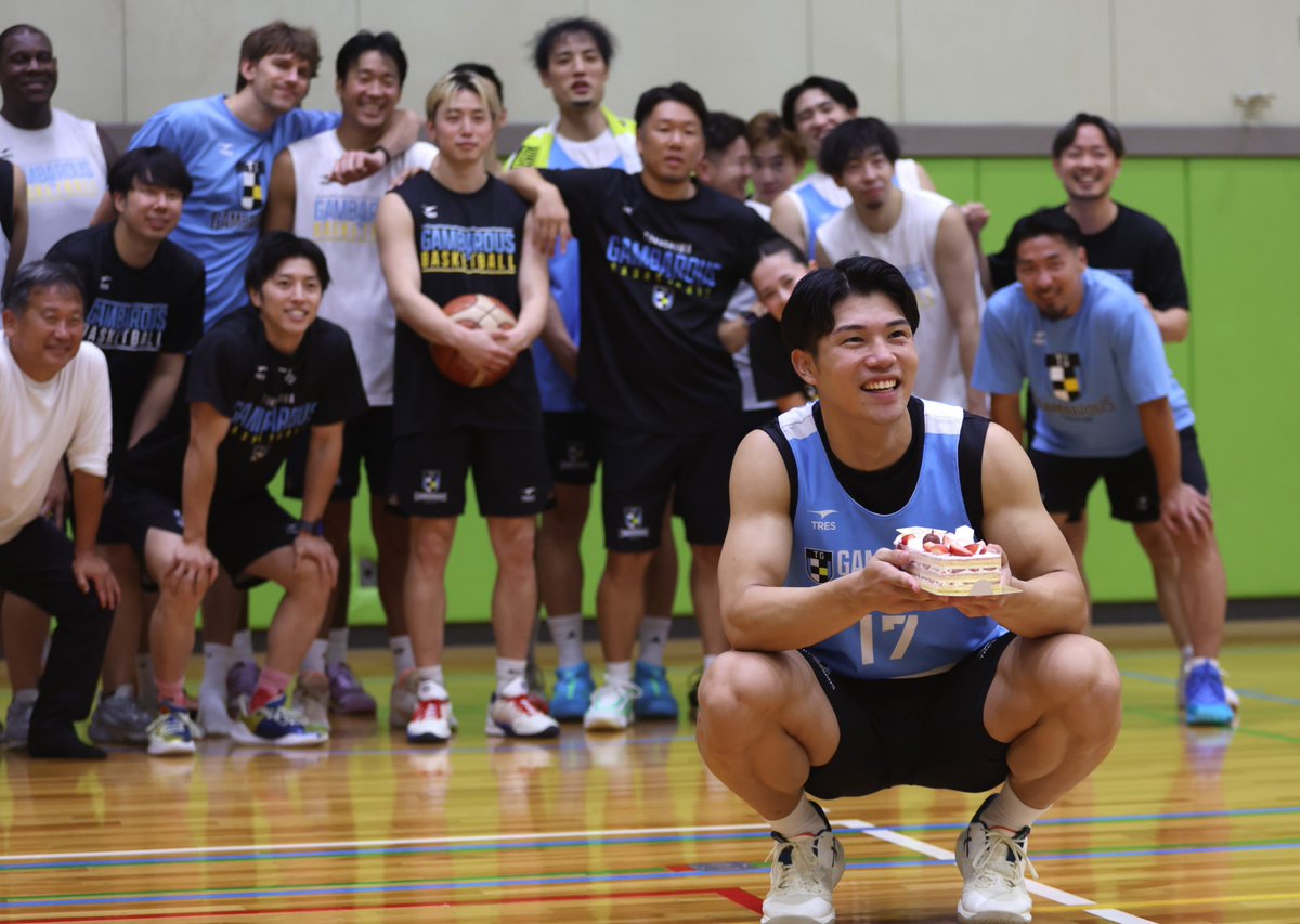 tokushimasports's tweet photo. 開幕戦まであと６日となった１６日、徳島ガンバロウズは松茂町でハードな練習に汗を流していました。この日は河野圭佑選手の誕生日で、練習後にチームでお祝いをしていました。２３歳の誕生日おめでとうございます。
＃徳島ガンバロウズ https://t.co/cZlgnNUybz