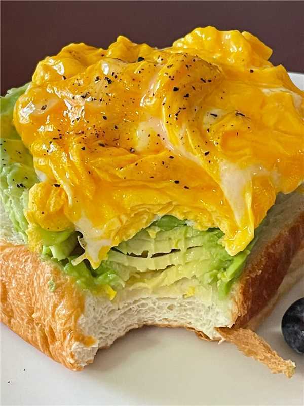 LucaCocca's tweet photo. [Today’s cozy breakfast: homemade whole-grain toast with ripe avocado, a sprinkle of sea salt and a side of fresh blueberries – fuel for a busy morning! ]， https://t.co/PETLODu0vR