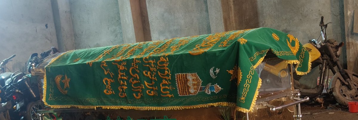 SahirHaque's tweet photo. शराफत अंसारी जो ललपनियां बस्ती के थे वह बस्ती में गिरने से माथा पर चोट लग गया उन्हें जब TTPS HOSPITAL ले गया, ना आक्सीजन मिला ना ही एम्बुलेंस,इलाज के अभाव में उनका मृत्यु हो गया, ये TTPS प्रबंधन के लचर व्यवस्था को दर्शाता है!ऐसी व्यवस्था पर मंत्री जी से कारवाई की मांग करता हूं! https://t.co/TlZdkbScle