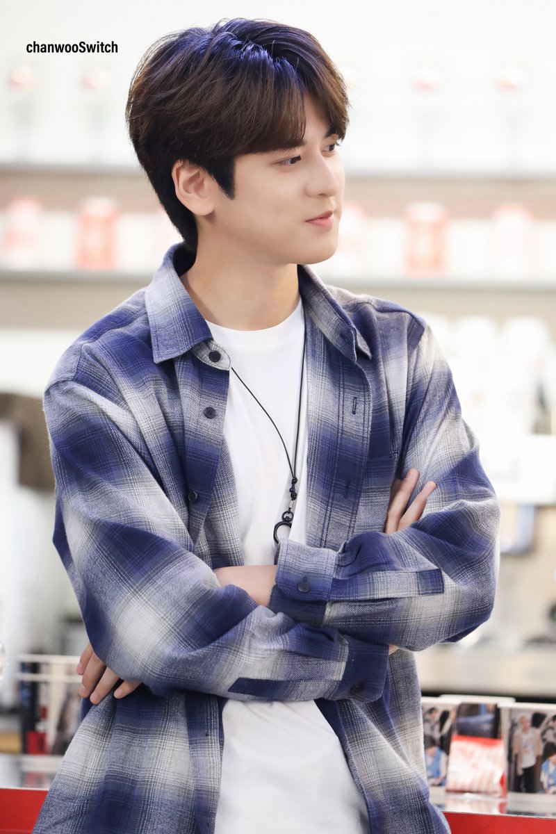 ChanwooSwitch's tweet photo. 260915 ALL DAY WITH iKON CAFE

@iKON_chan_w000 
#iKON #CHANWOO #CHAN 
#아이콘 #정찬우 #찬우 #チャヌ
#iKON_11th_Anniversary_CAFE #11YearsWithiKON https://t.co/JYcltuYsta