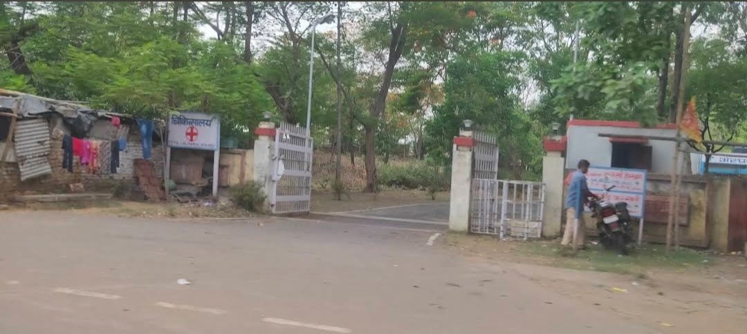 SahirHaque's tweet photo. शराफत अंसारी जो ललपनियां बस्ती के थे वह बस्ती में गिरने से माथा पर चोट लग गया उन्हें जब TTPS HOSPITAL ले गया, ना आक्सीजन मिला ना ही एम्बुलेंस,इलाज के अभाव में उनका मृत्यु हो गया, ये TTPS प्रबंधन के लचर व्यवस्था को दर्शाता है!ऐसी व्यवस्था पर मंत्री जी से कारवाई की मांग करता हूं! https://t.co/TlZdkbScle