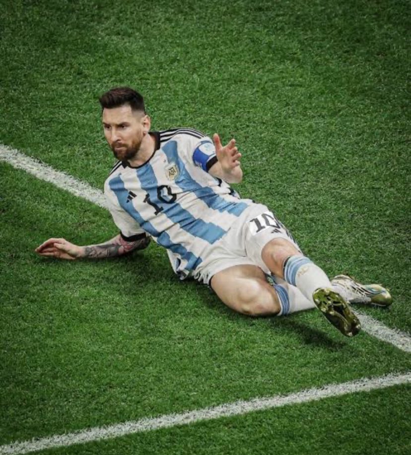 ney_yxx's tweet photo. I just realized, Messi will rather do a butt slide and thigh slide than do a knee slide😭😭😭 https://t.co/c1IQa2PBSb