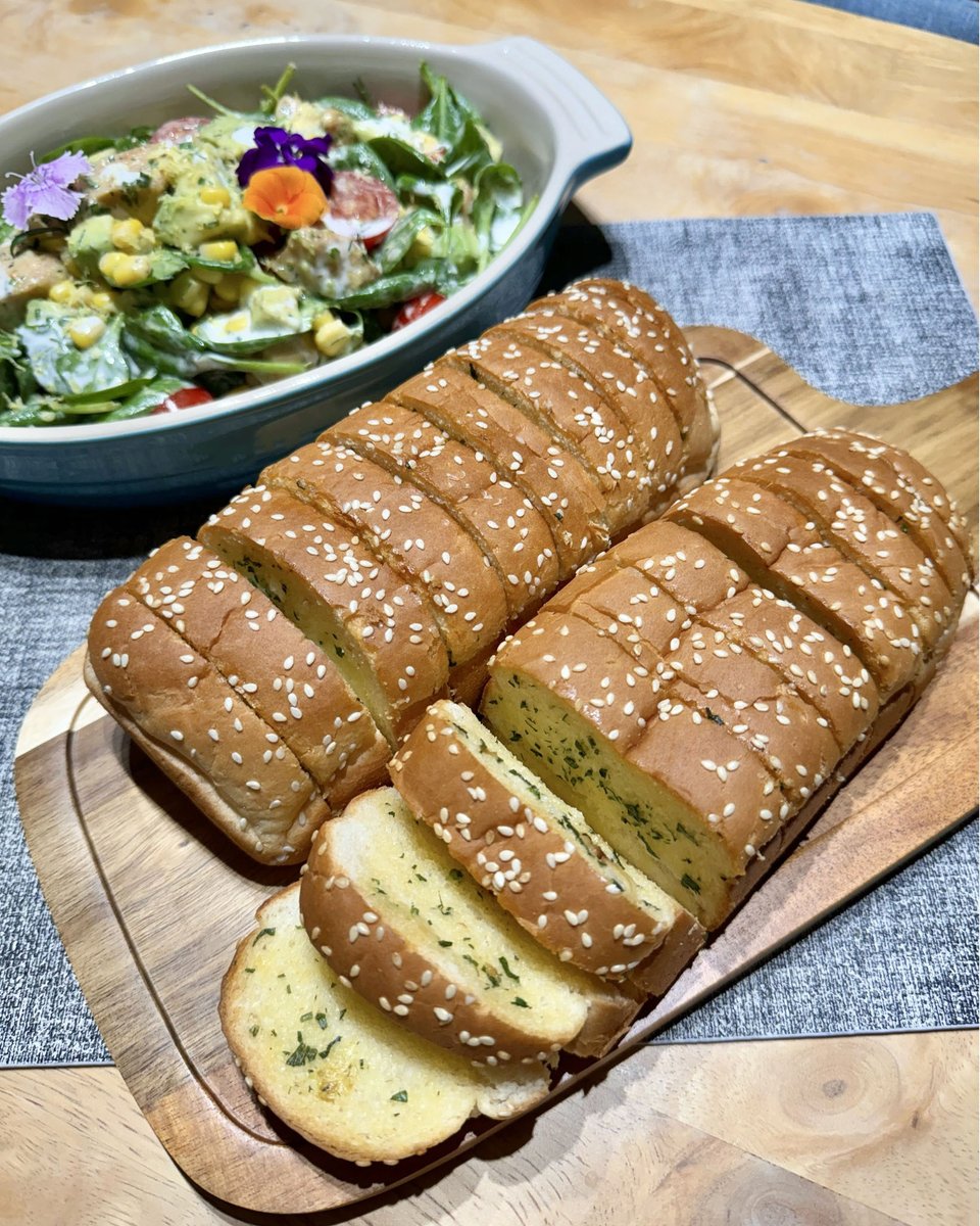 BdlgdiJYBa5v1sy's tweet photo. Just pulled my homemade vanilla butter cookies out of the oven—warm, buttery, and the kitchen smells like heaven!  Ready to share these little soft bites with the neighborhood. #BakingJoy https://t.co/xuGfFhchY8