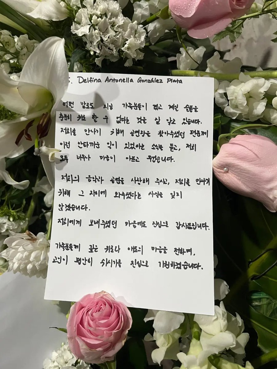 innielik's tweet photo. skz sent flowers to the family of Delfina 🤍

we know that no words could ever fully ease the grief that your family is going through right now. when we heard the heartbreaking news about a fan who had come to the venue to see us, we were all deeply saddened and heartbroken.
we will never forget that you loved our music and performances and came to be there with us, hoping to meet us.
we are truly grateful for all the love and support you showed us.
our deepest condolences and heartfelt sympathy go out to your family. we sincerely hope that she may rest in peace.

her mother wrote on the pic: look, my love, you couldn't see them because your little heart couldn't handle so much happiness... but they heard about you and sent you this beautiful wreath of flowers