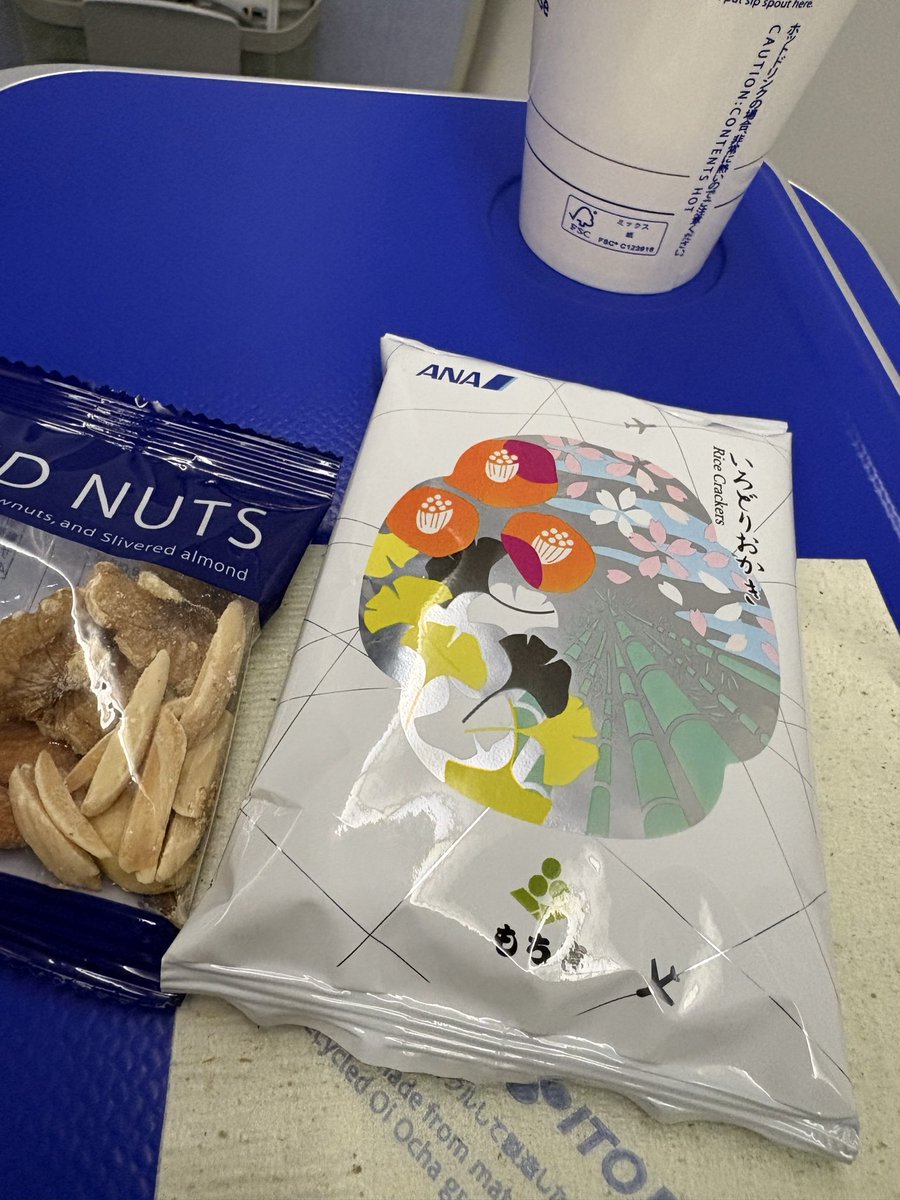 a_k_i0214's tweet photo. 基幹路線の食事がどれだけ豪華でも、
私の基幹路線は高松⇔羽田✈️

うまぁ〜😋
スープもうまぁ〜☺️

スパークリングワインから白ワインへ🥂→🍷
そして食後のおつまみまで（笑）

大気が安定しない中、サービスしてくださったCAの皆様、本当にありがとうございました✨

やっぱりこの路線が落ち着く😊 https://t.co/A3cWHmrlK7