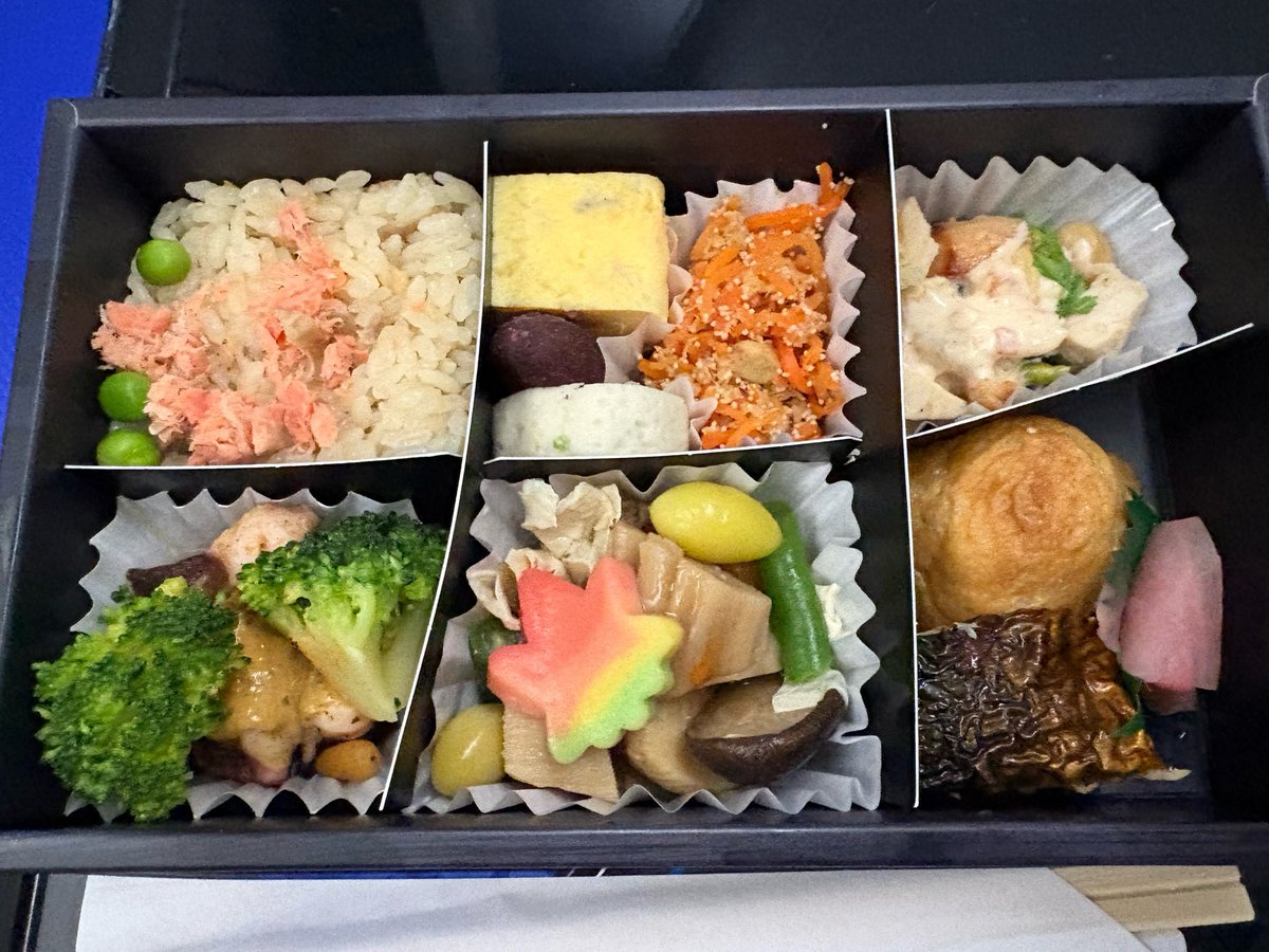 a_k_i0214's tweet photo. 基幹路線の食事がどれだけ豪華でも、
私の基幹路線は高松⇔羽田✈️

うまぁ〜😋
スープもうまぁ〜☺️

スパークリングワインから白ワインへ🥂→🍷
そして食後のおつまみまで（笑）

大気が安定しない中、サービスしてくださったCAの皆様、本当にありがとうございました✨

やっぱりこの路線が落ち着く😊 https://t.co/A3cWHmrlK7