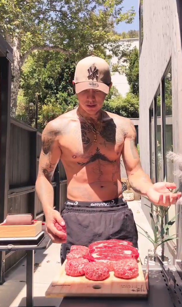 rosainth's tweet photo. dpr ian cooking steak >>> https://t.co/0Th2m6vHvV
