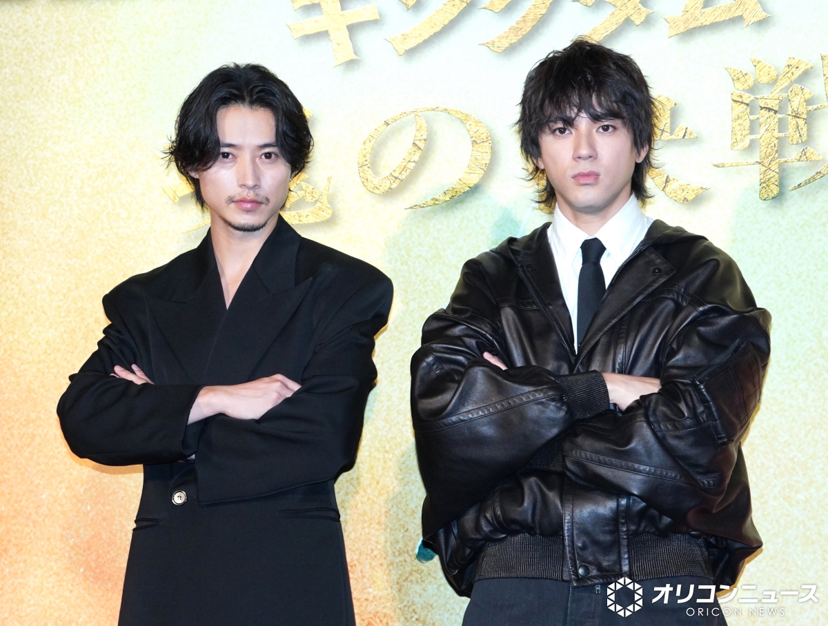 oricon's tweet photo. 山﨑賢人＆山田裕貴、榎本司と3人でハグ
緊張を優しくフォロー✨️
https://t.co/4bjHUYb93Z

映画『キングダム 魂の決戦』
超特大ヒット御礼舞台あいさつ
#キングダム @kingdomthemovie https://t.co/E3EhD0VZAZ