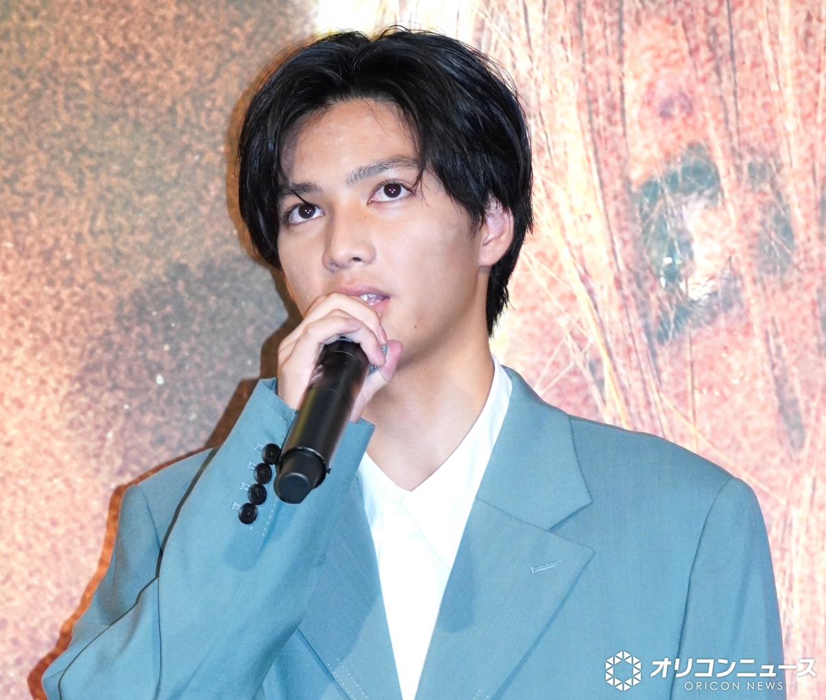 oricon's tweet photo. 山﨑賢人＆山田裕貴、榎本司と3人でハグ
緊張を優しくフォロー✨️
https://t.co/4bjHUYb93Z

映画『キングダム 魂の決戦』
超特大ヒット御礼舞台あいさつ
#キングダム @kingdomthemovie https://t.co/E3EhD0VZAZ