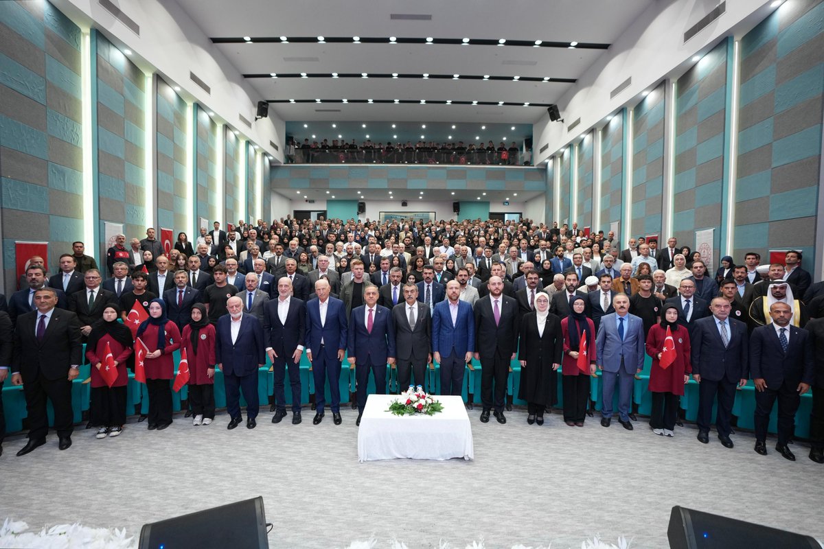 abuyukgumus's tweet photo. Millî Eğitim Bakanımız Sayın @Yusuf__Tekin ve Türkiye Gönüllü Teşekküller Vakfı Mütevelli Heyeti Başkanı Sayın Bilal Erdoğan ile birlikte Yalova Eğitim Külliyesi’nin açılışını gerçekleştirdik.

Şehrimize kazandırılan bu kıymetli eserin öğrencilerimize ve eğitim camiamıza hayırlı olmasını diliyor, yapımına katkı sunan hayırseverlerimize ve emeği geçen herkese gönülden teşekkür ediyorum.