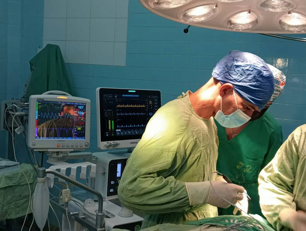 Katy760428's tweet photo. Los profesionales cubanos de la Salud escriben a diario historias silenciosas y heroicas que salvan vidas.
En Pinar del Río, un equipo de Anestesia Pediátrica y Neurocirugía realizó con éxito una cirugía de alta complejidad a un niño de 2 años con tumor de fosa posterior. https://t.co/ahRIQjdLhb