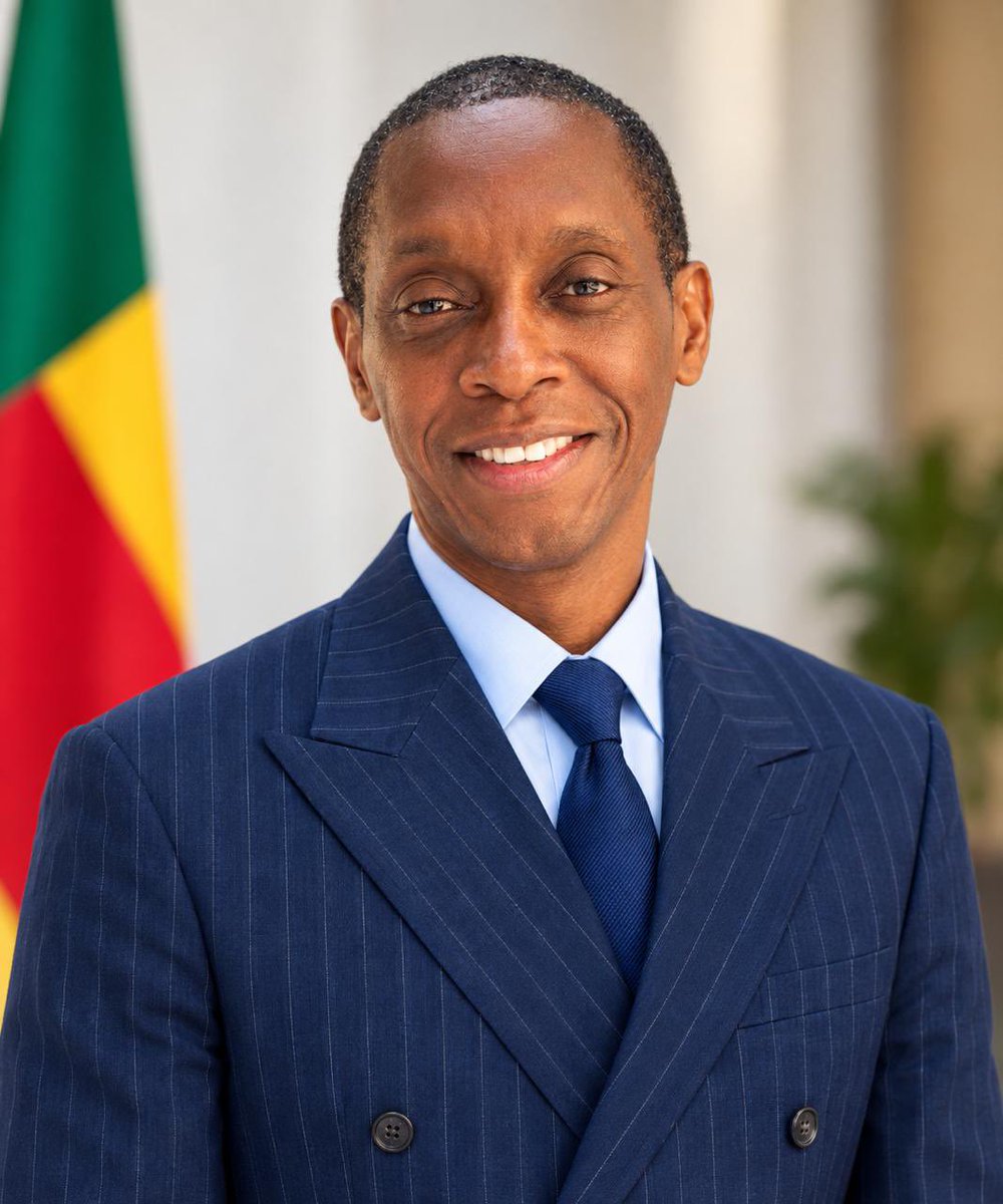 Claudy_Siar's tweet photo. Je suis désormais le citoyen d’un pays, le Bénin, le mien où la couleur de ma peau ne sera plus un facteur de discrimination.

Le 3 juin 2026, le Président de la République, son excellence @WadagniRomuald m’a nommé Chargé de mission à la culture, aux médias et à la visibilité du Bénin.

C’est un honneur de servir notre pays et le peuple béninois.

Je vous souhaite une belle journée 💚❤️✊🏾🙏🏾

@benininfluence